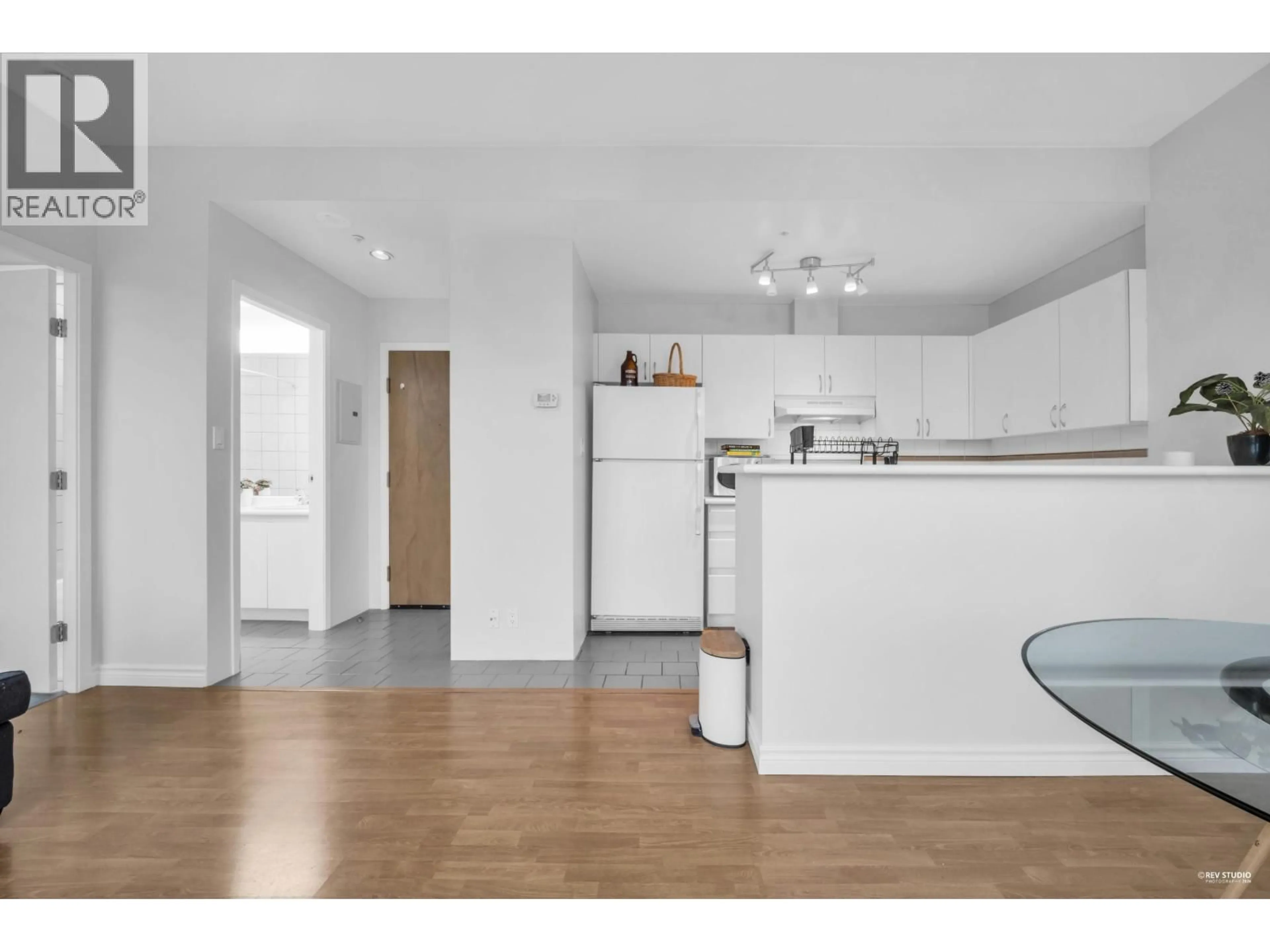 Standard kitchen, wood/laminate floor for 1512 - 989 NELSON STREET, Vancouver British Columbia V6Z2S1
