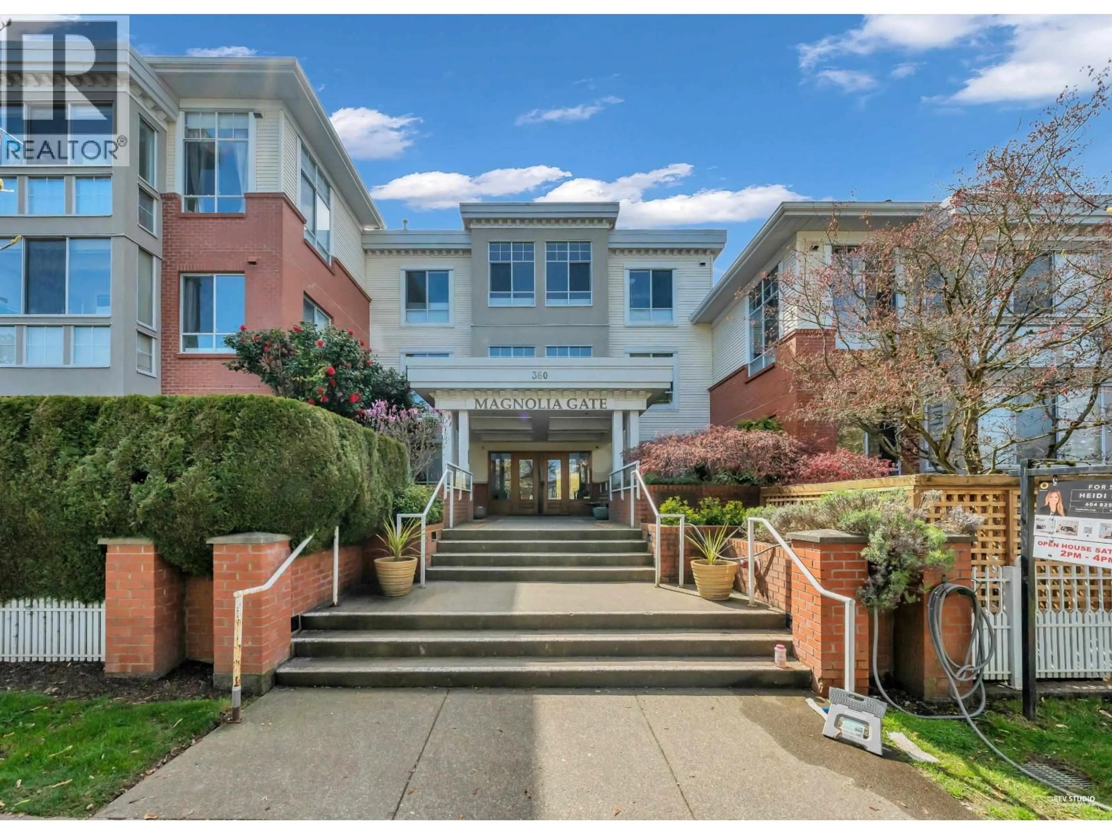 Indoor foyer for 321 - 360 36TH AVENUE, Vancouver British Columbia V5W4B9