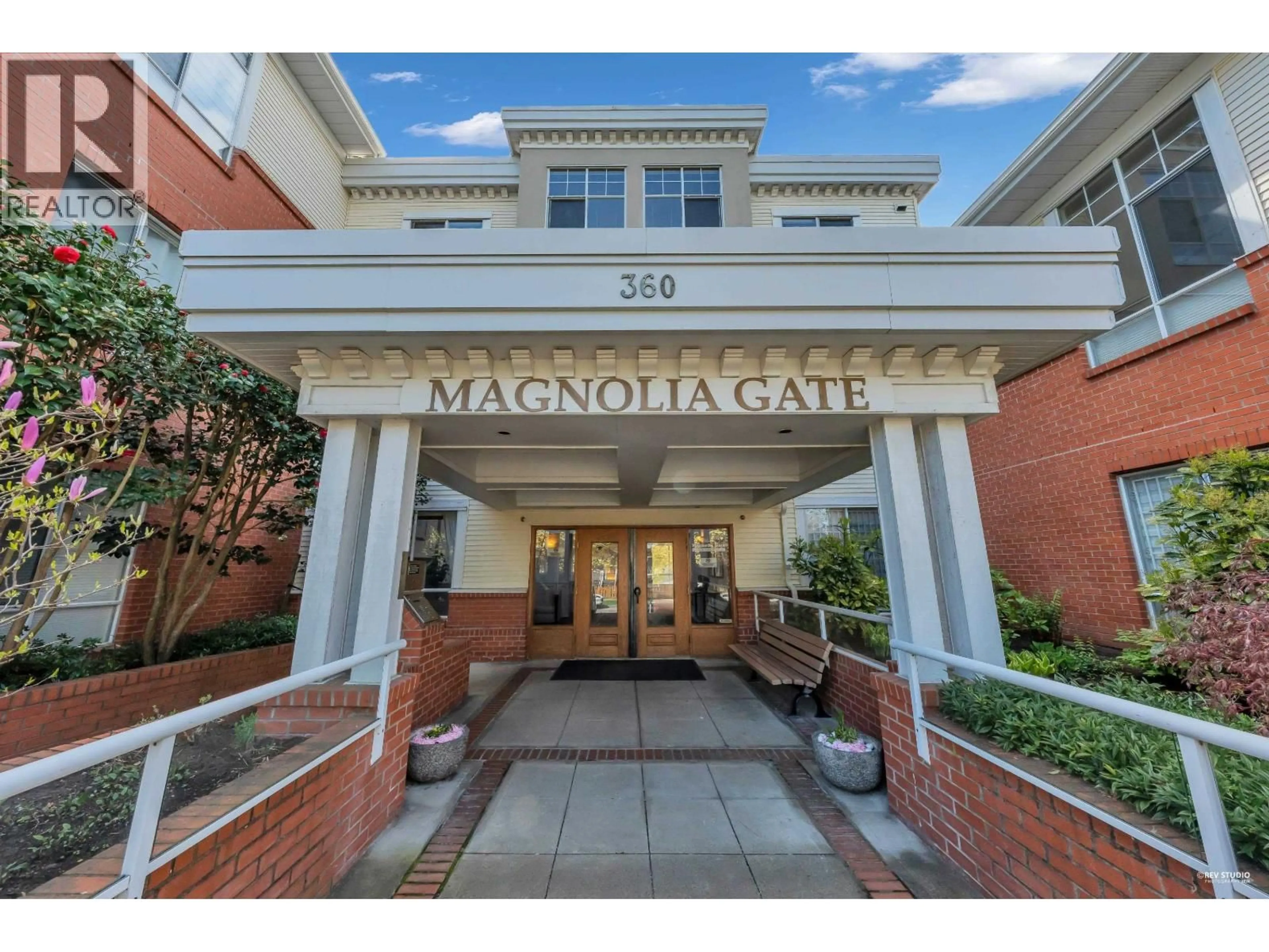 Indoor foyer for 321 - 360 36TH AVENUE, Vancouver British Columbia V5W4B9