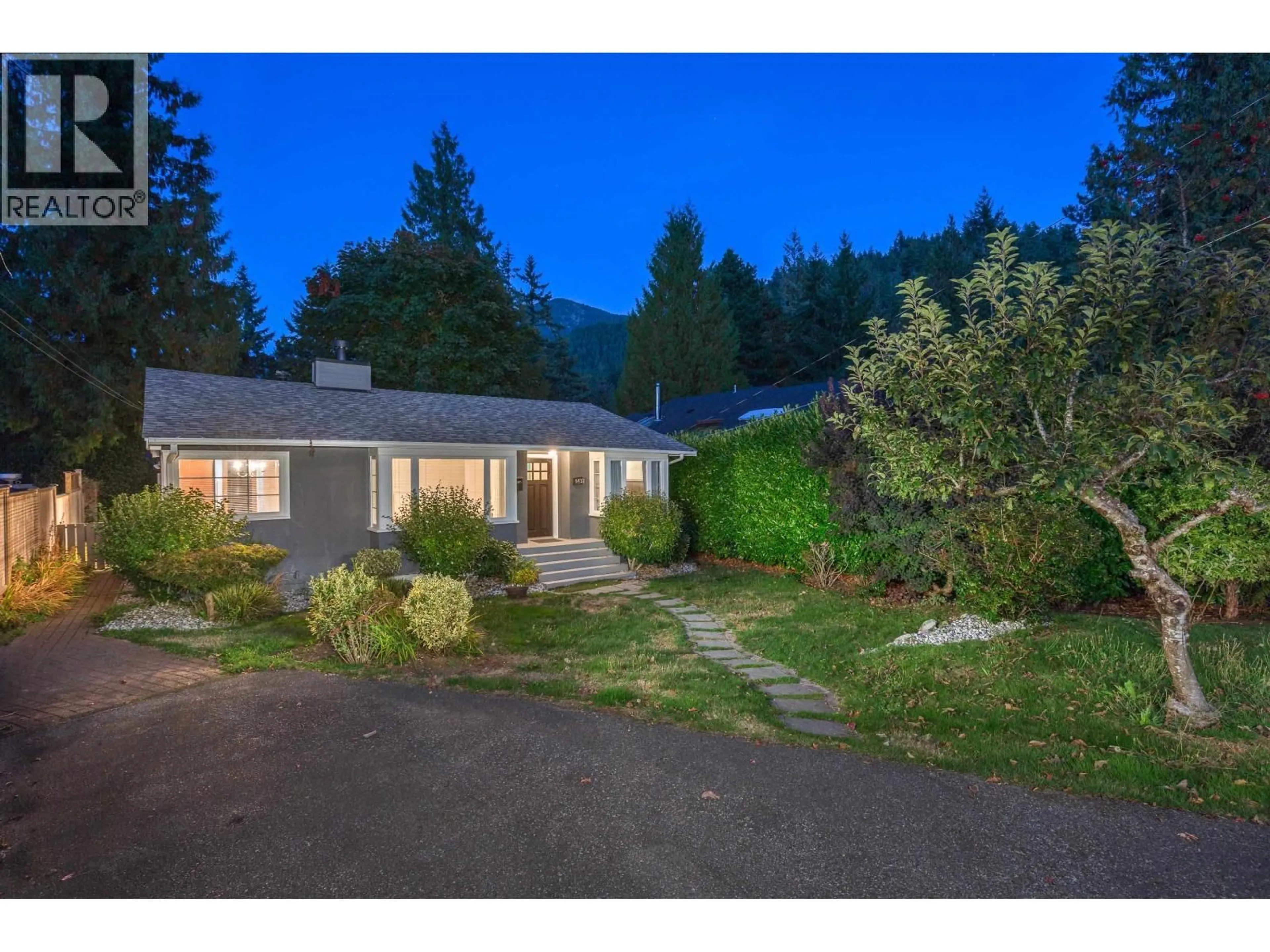 A pic from outside/outdoor area/front of a property/back of a property/a pic from drone, street for 6431 ROSEBERY AVENUE, West Vancouver British Columbia V7W2C5