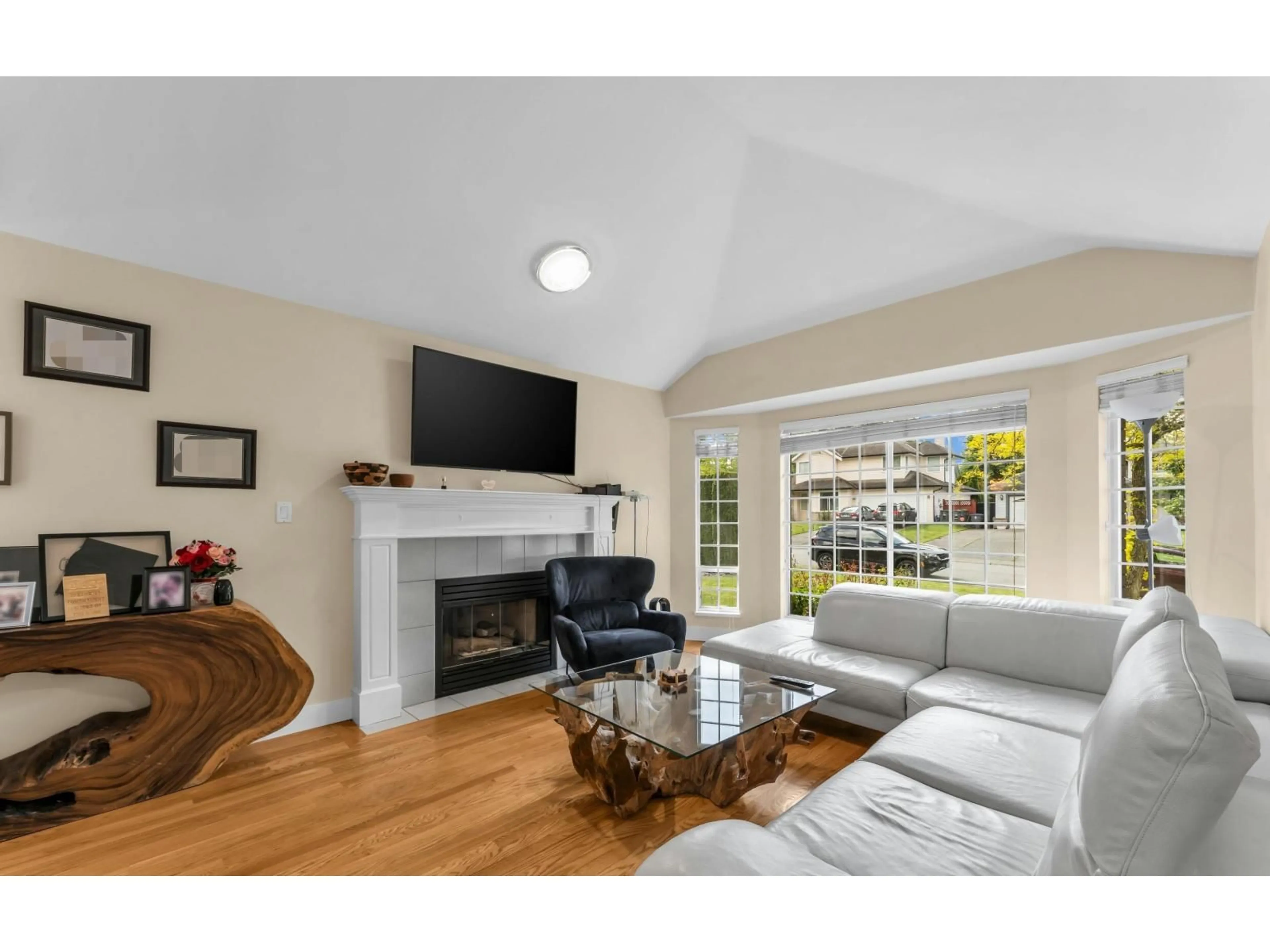 Living room with furniture, unknown for 15295 111A AVENUE, Surrey British Columbia V3R0G4