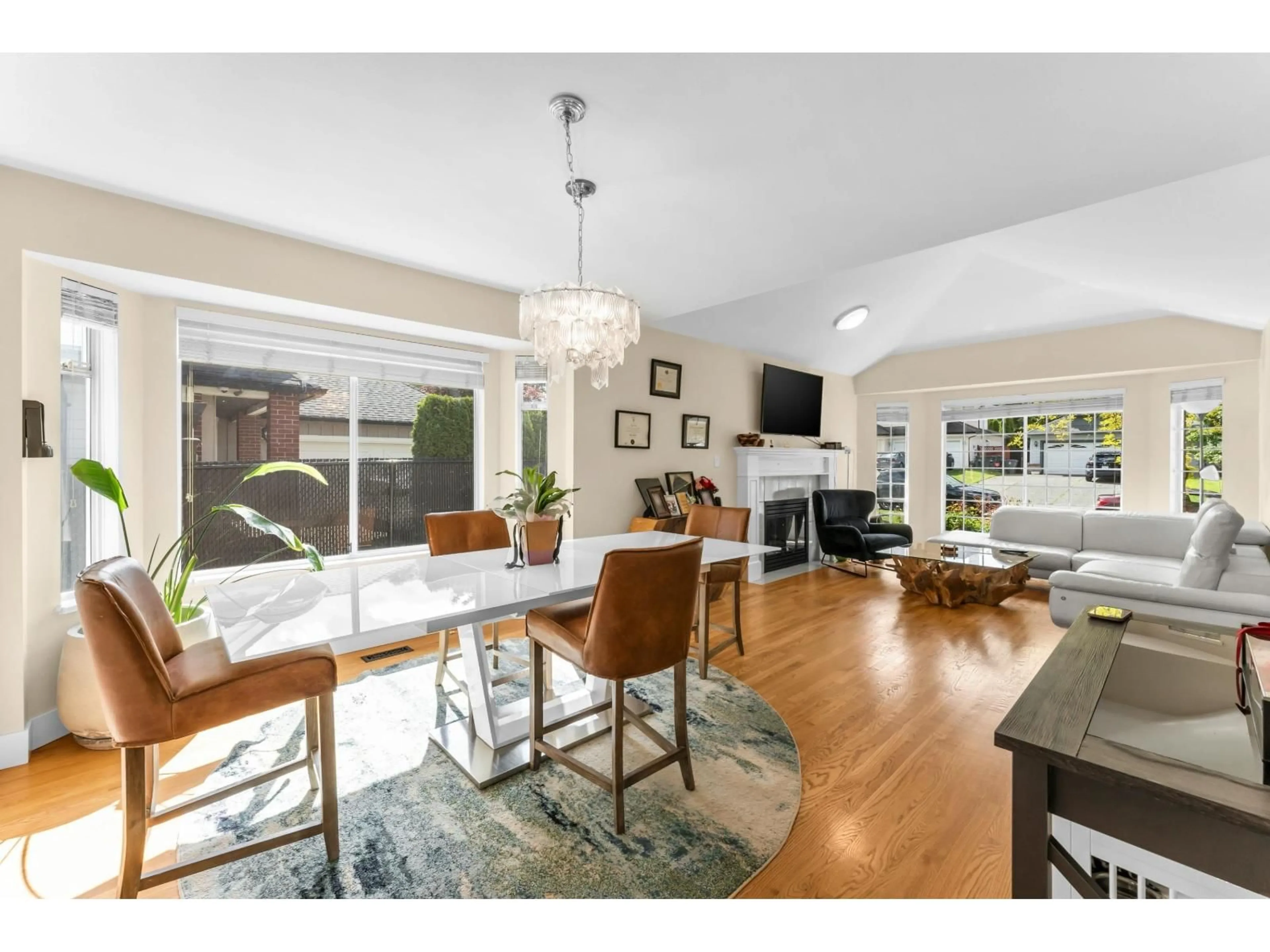 Open concept kitchen, wood/laminate floor for 15295 111A AVENUE, Surrey British Columbia V3R0G4