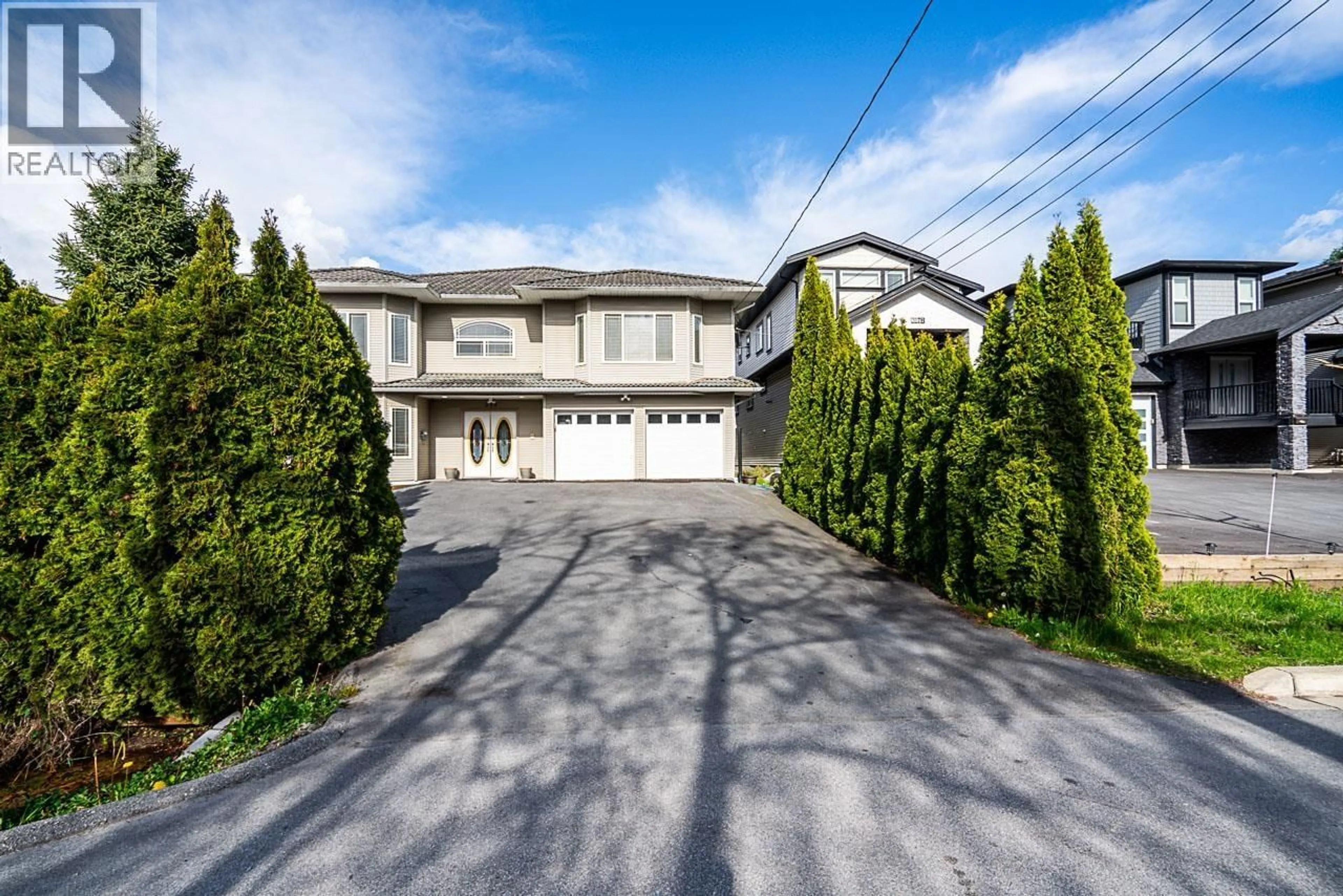 A pic from outside/outdoor area/front of a property/back of a property/a pic from drone, street for 319 LAWRENCE STREET, New Westminster British Columbia V3M5L3