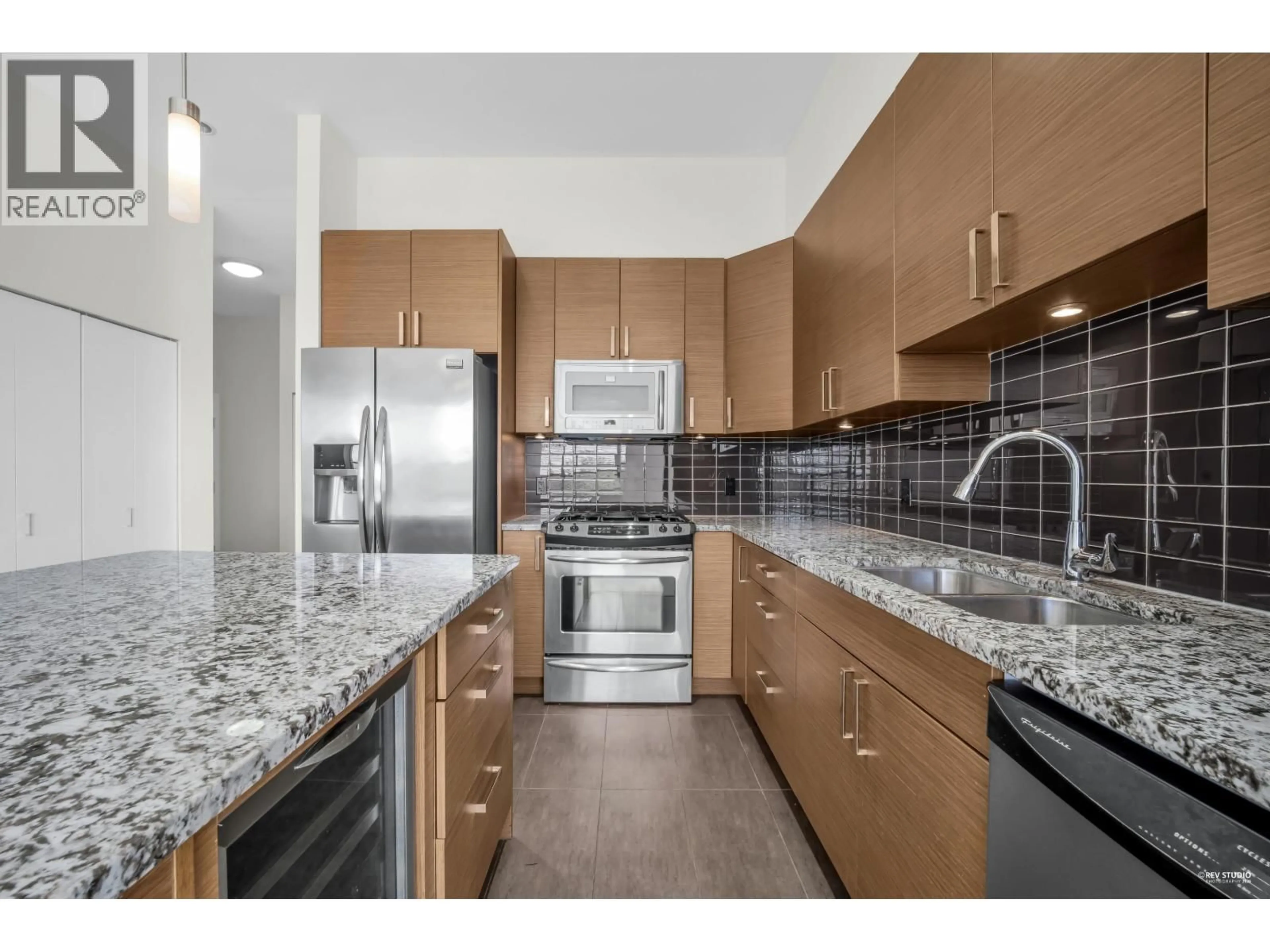 Open concept kitchen, ceramic/tile floor for 406 - 288 HAMPTON STREET, New Westminster British Columbia V3M5L9