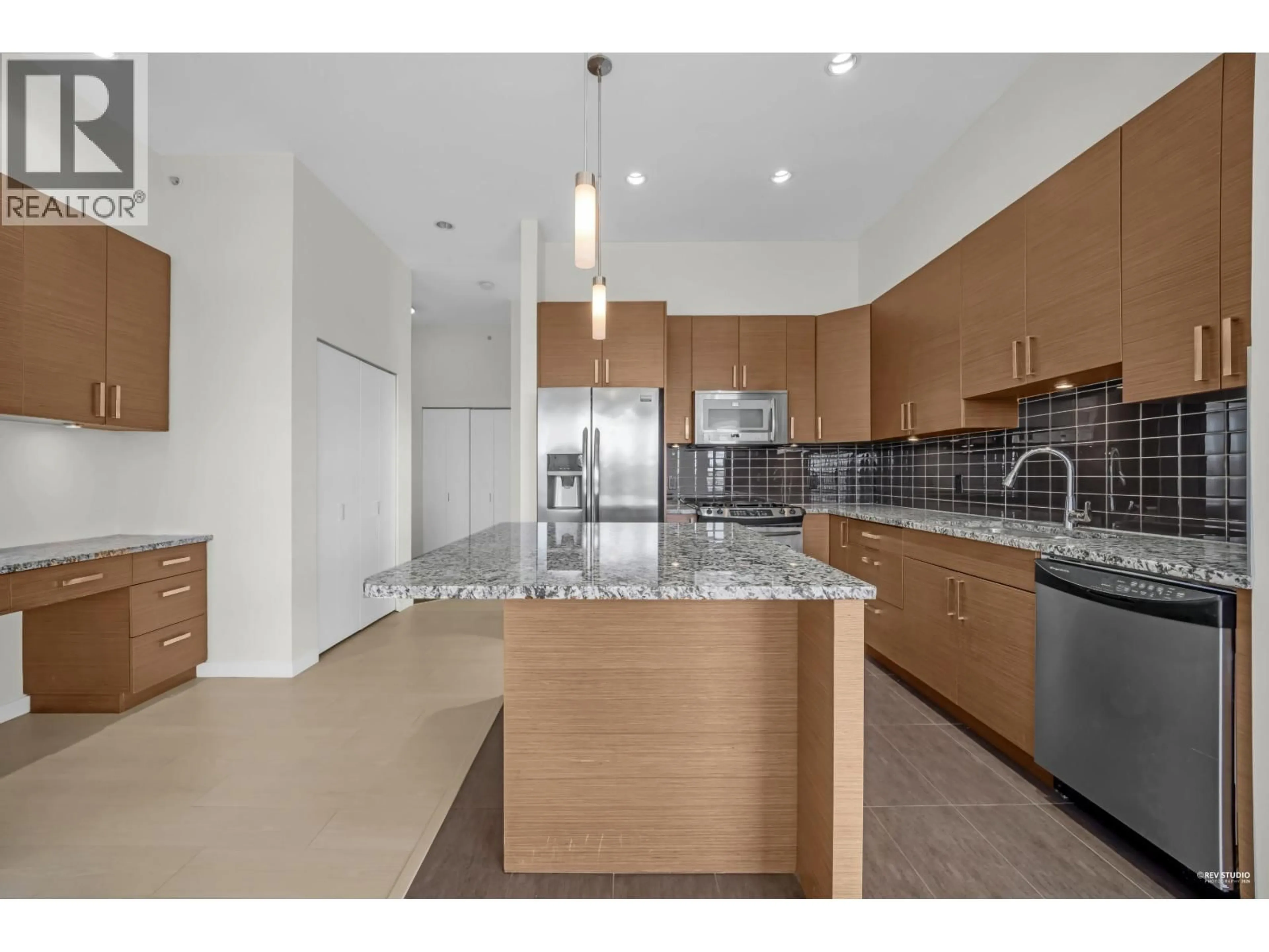Open concept kitchen, ceramic/tile floor for 406 - 288 HAMPTON STREET, New Westminster British Columbia V3M5L9