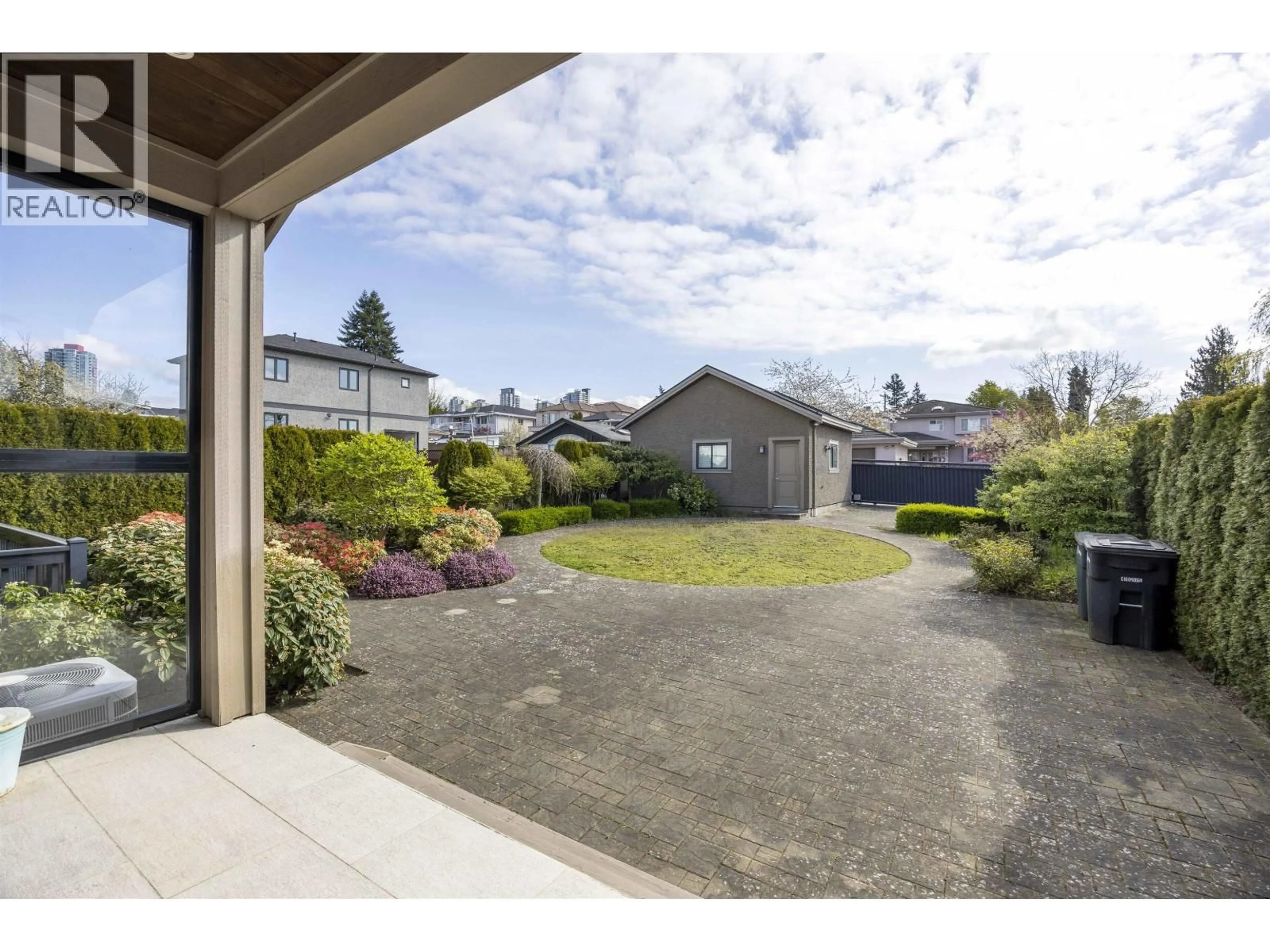 A pic from outside/outdoor area/front of a property/back of a property/a pic from drone, unknown for 7320 DOW AVENUE, Burnaby British Columbia V5J3X4