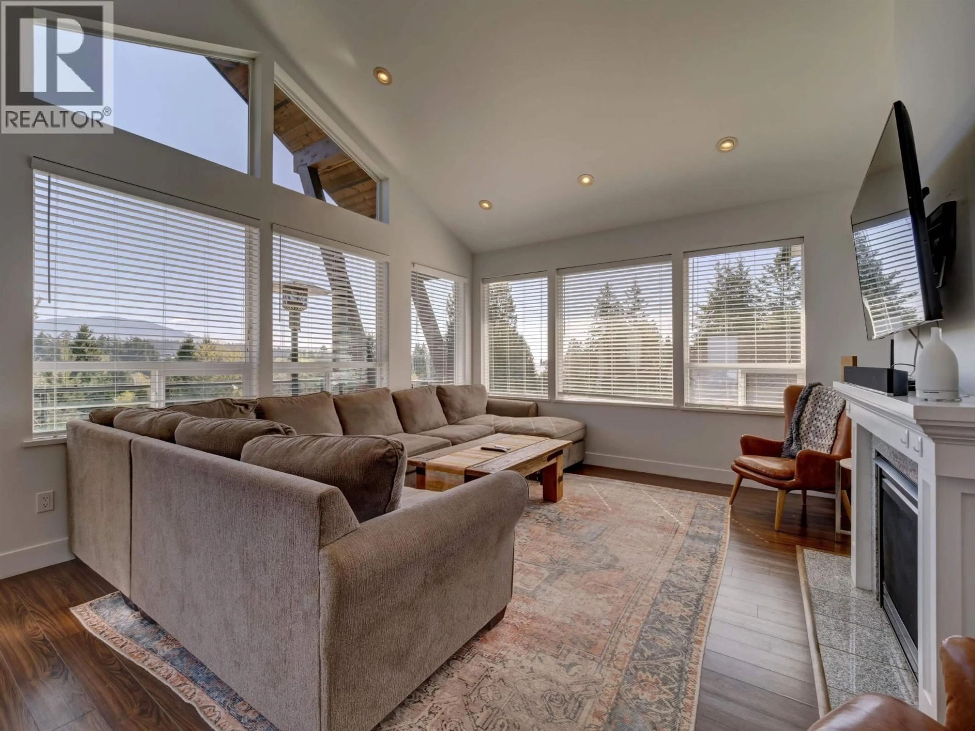 Living room with furniture, unknown for 825 BAYVIEW HEIGHTS ROAD, Gibsons British Columbia V0N1V8