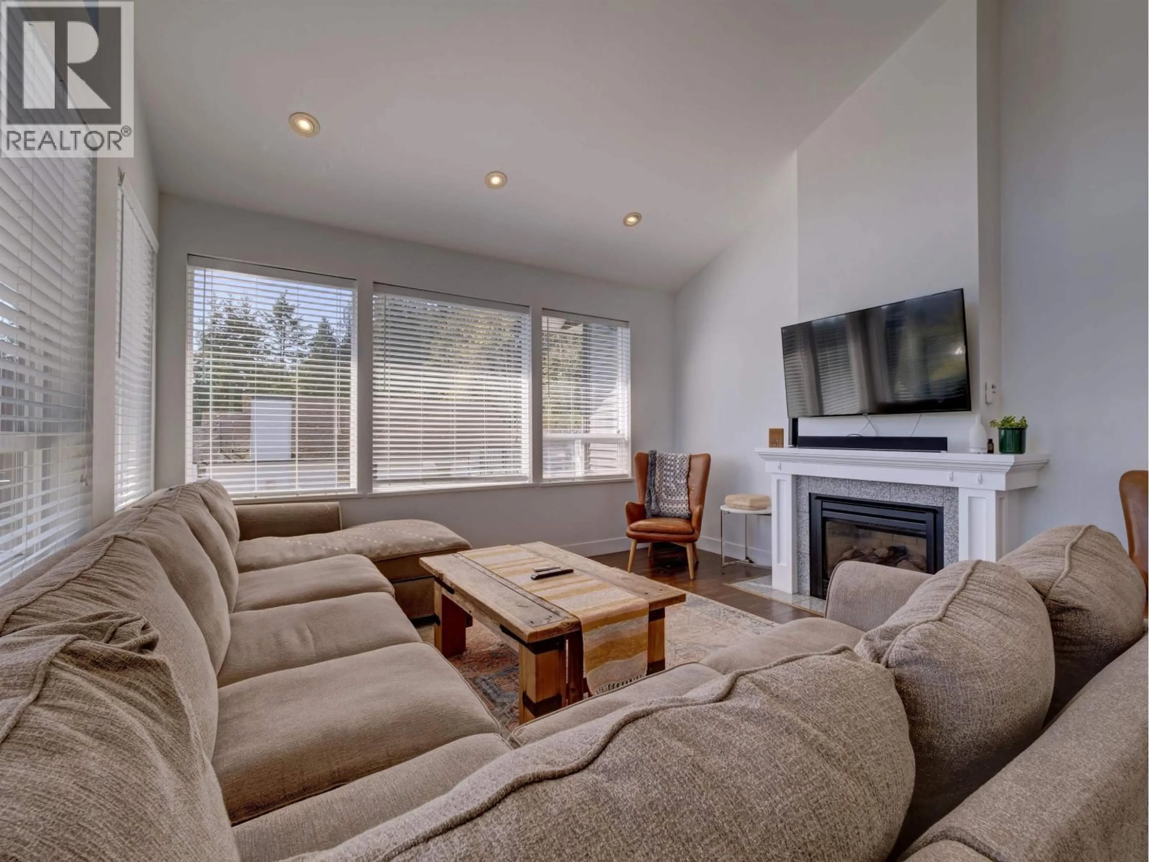 Living room with furniture, unknown for 825 BAYVIEW HEIGHTS ROAD, Gibsons British Columbia V0N1V8