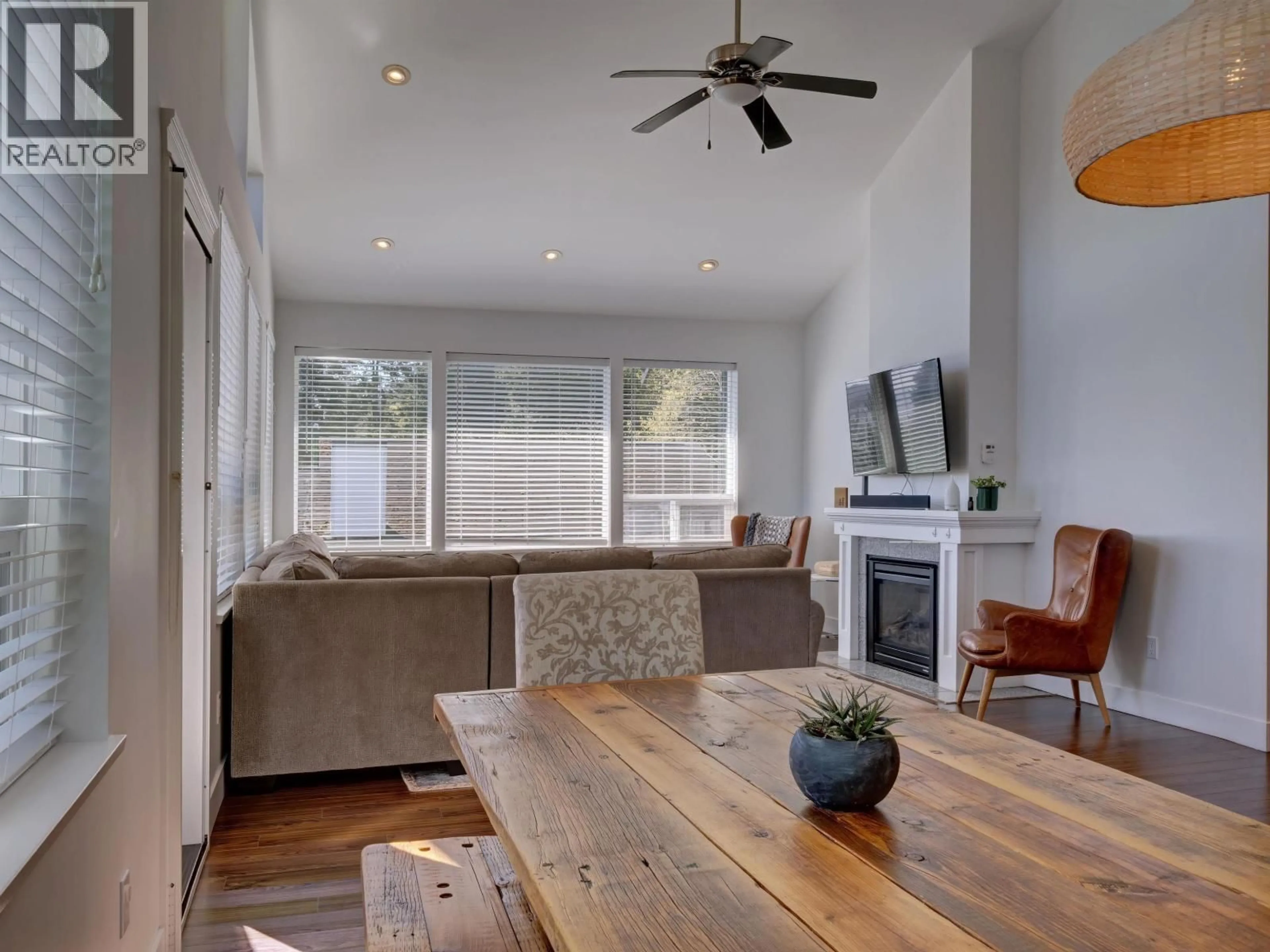Living room with furniture, wood/laminate floor for 825 BAYVIEW HEIGHTS ROAD, Gibsons British Columbia V0N1V8