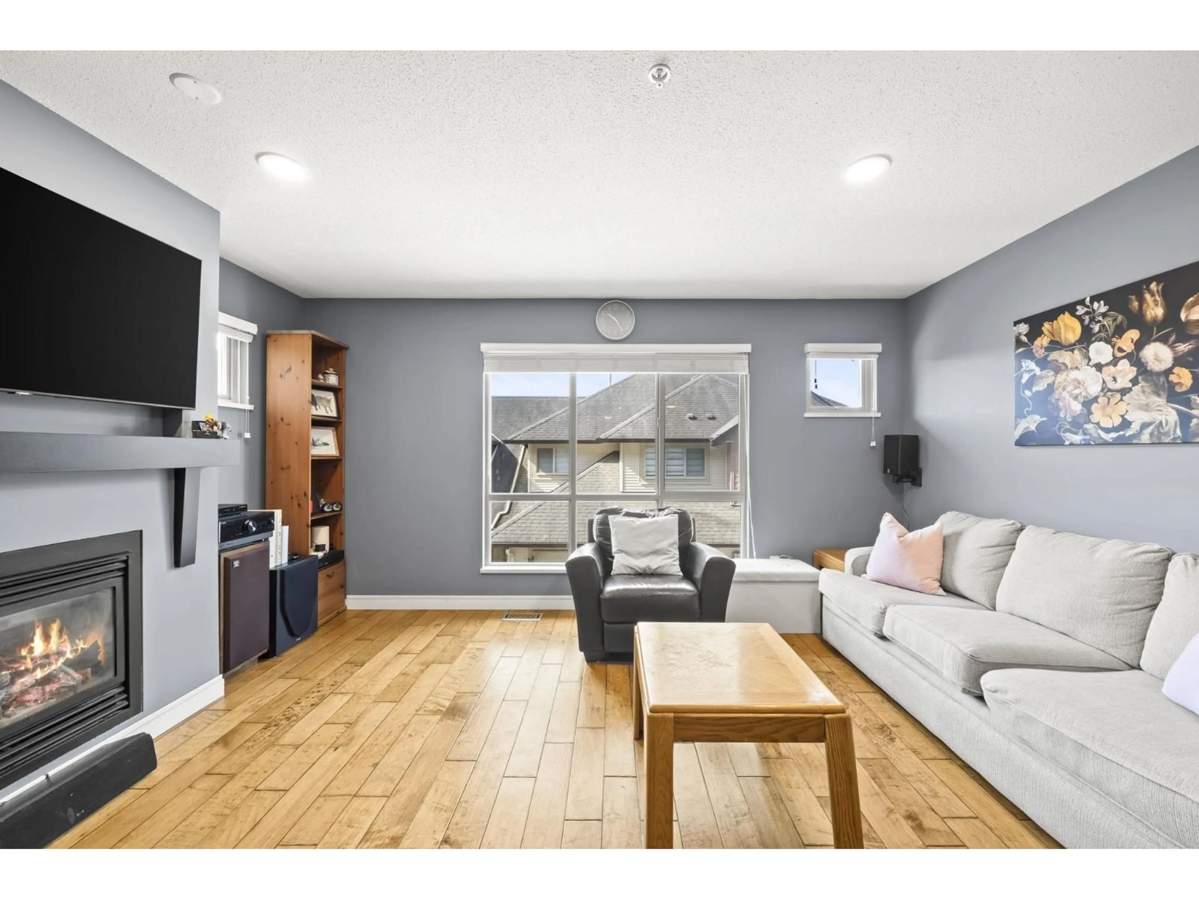 Living room with furniture, wood/laminate floor for 45 - 20350 68 AVENUE, Langley British Columbia V2Y3A5