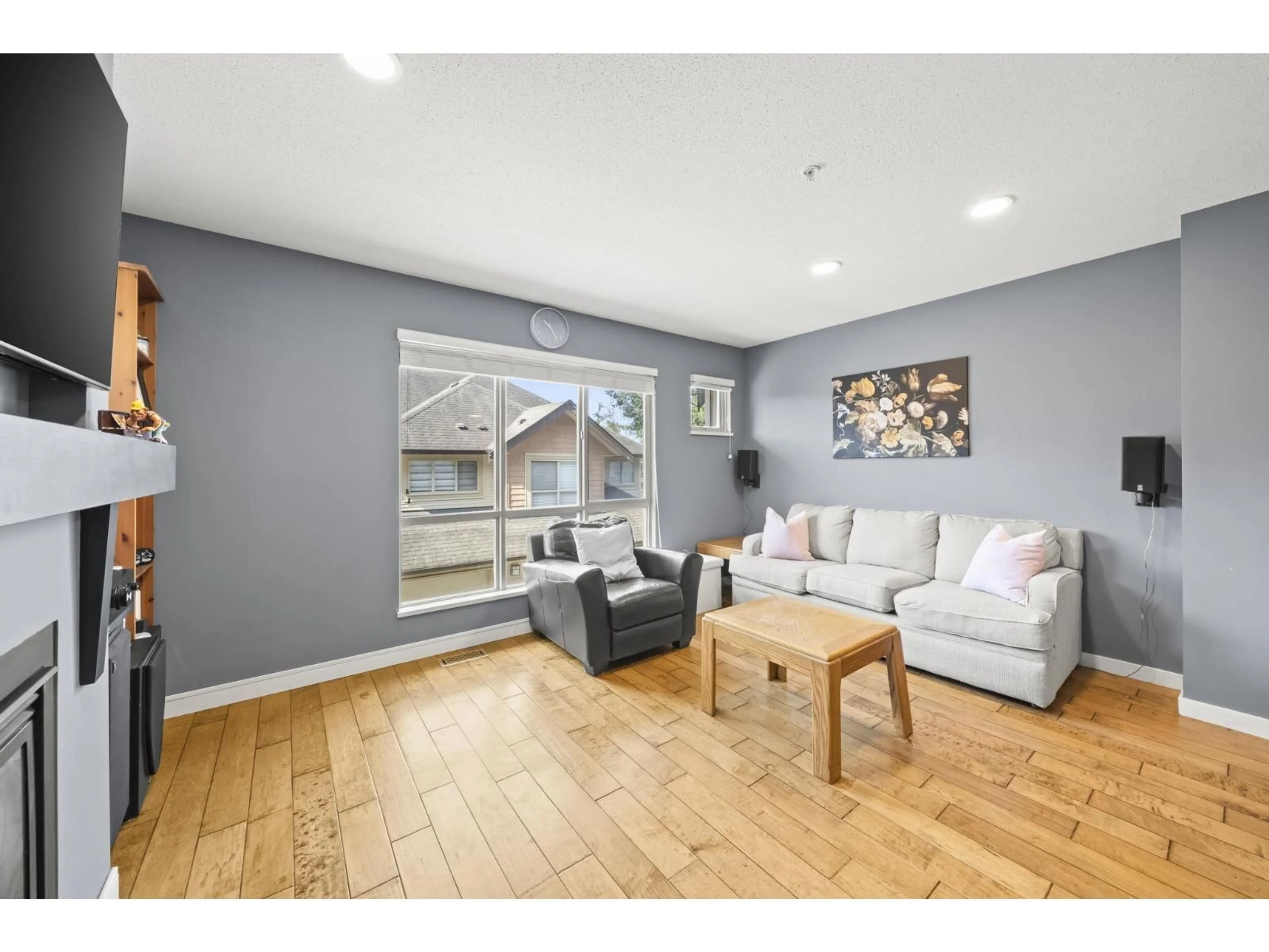 Living room with furniture, wood/laminate floor for 45 - 20350 68 AVENUE, Langley British Columbia V2Y3A5