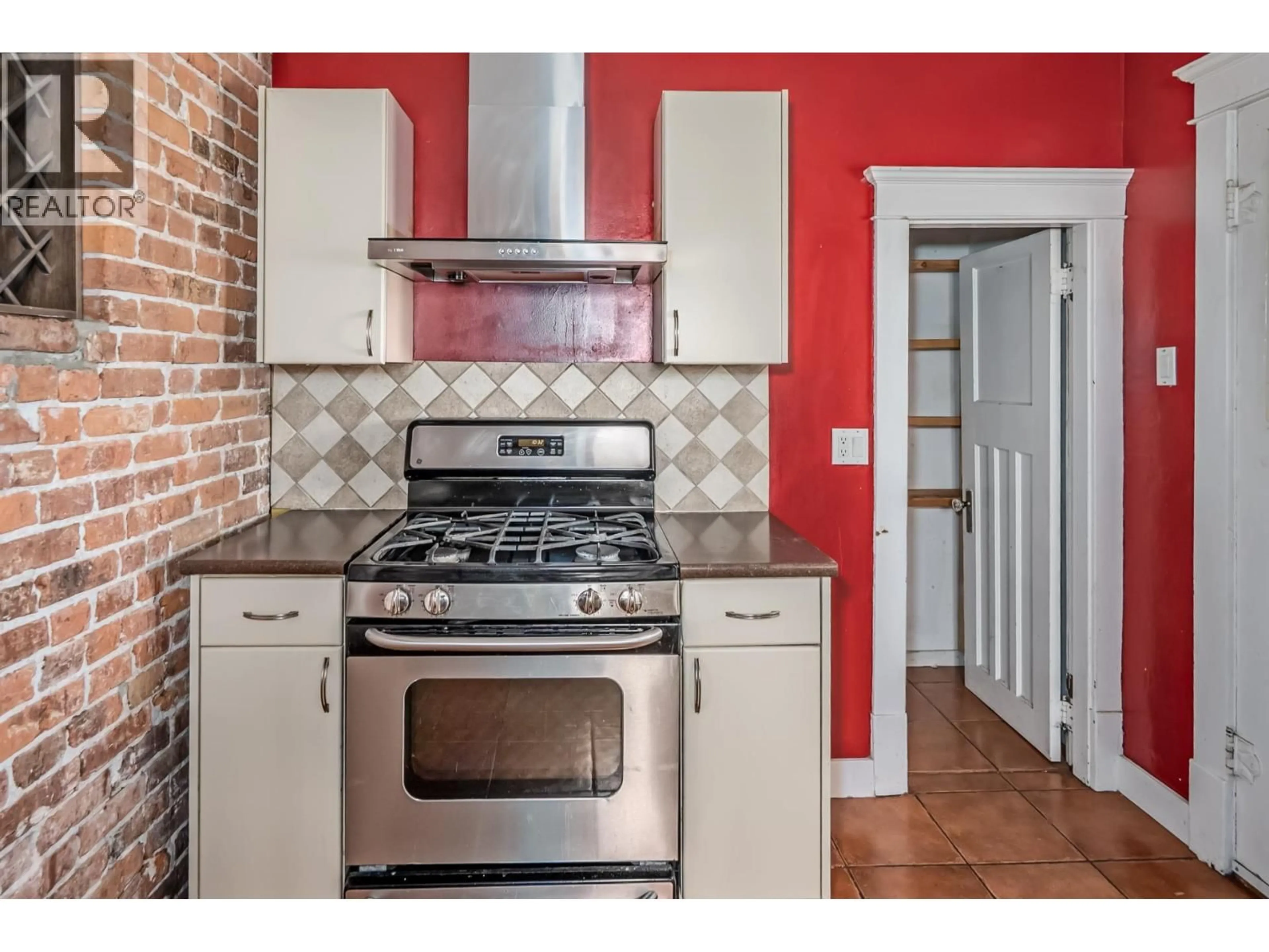 Standard kitchen, unknown for 6085 QUEBEC STREET, Vancouver British Columbia V5W2P5
