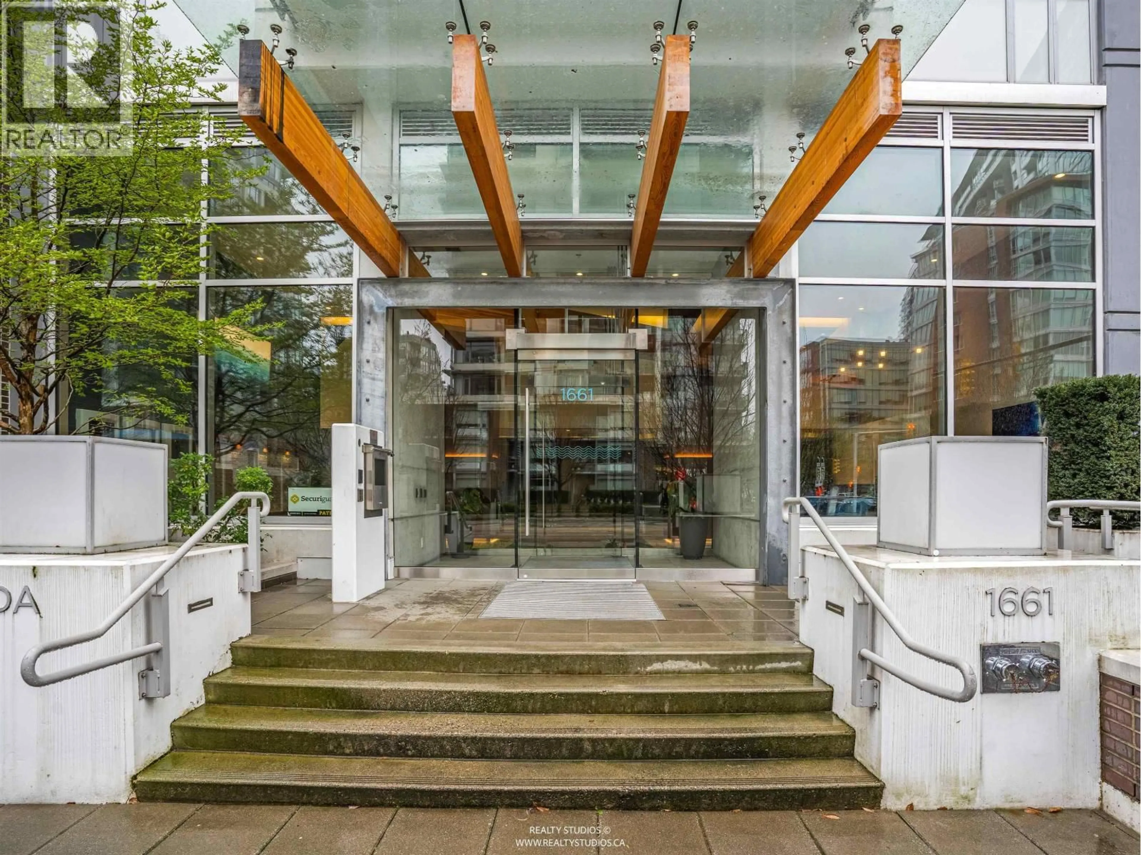 Indoor foyer for 203 - 1661 QUEBEC STREET, Vancouver British Columbia V6A0H2