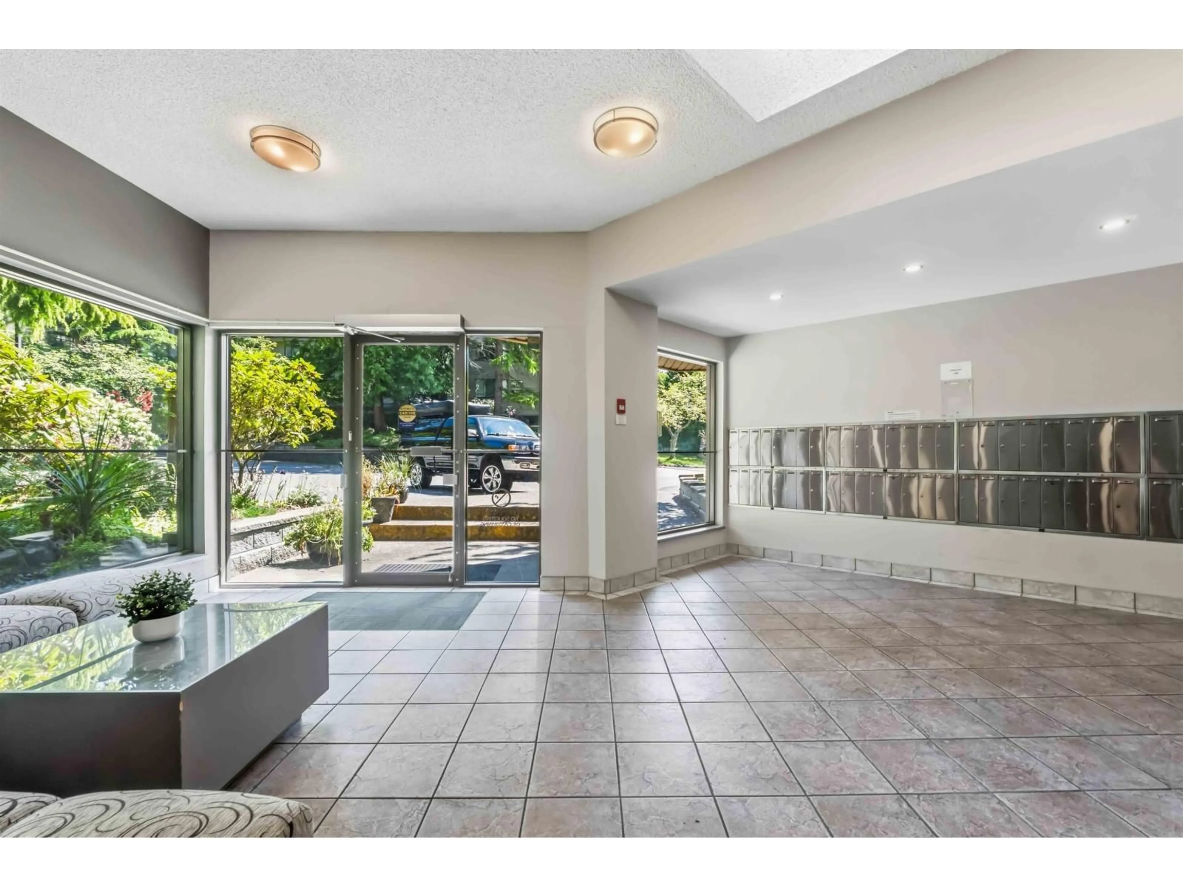 Indoor foyer for 214 - 1760 SOUTHMERE CRESCENT CRESCENT, Surrey British Columbia V4A6E5