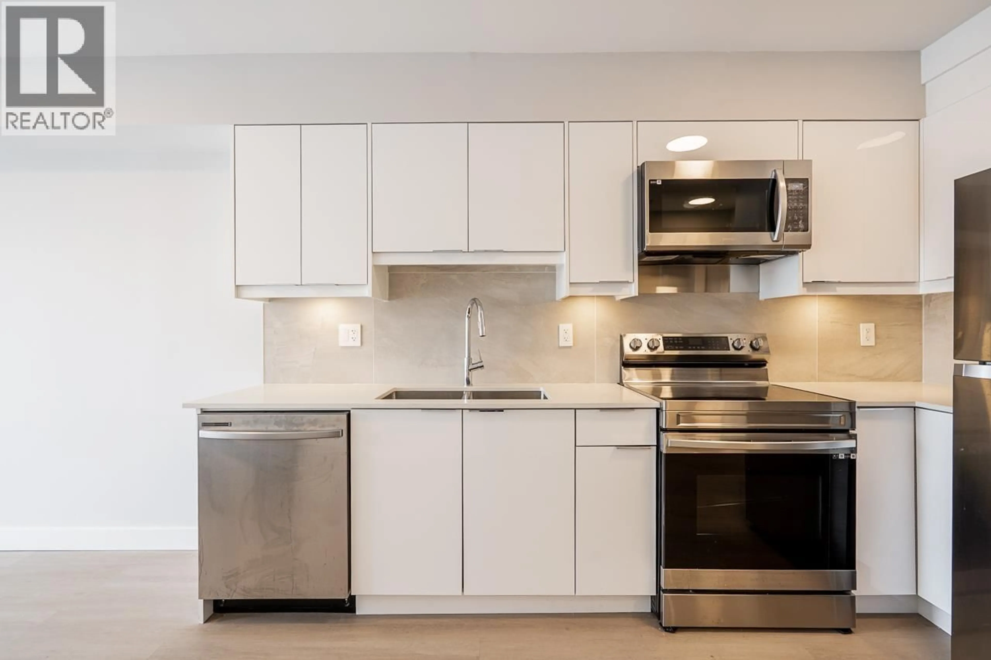 Standard kitchen, unknown for 304 - 3050 KINGSWAY, Vancouver British Columbia V5R5J7