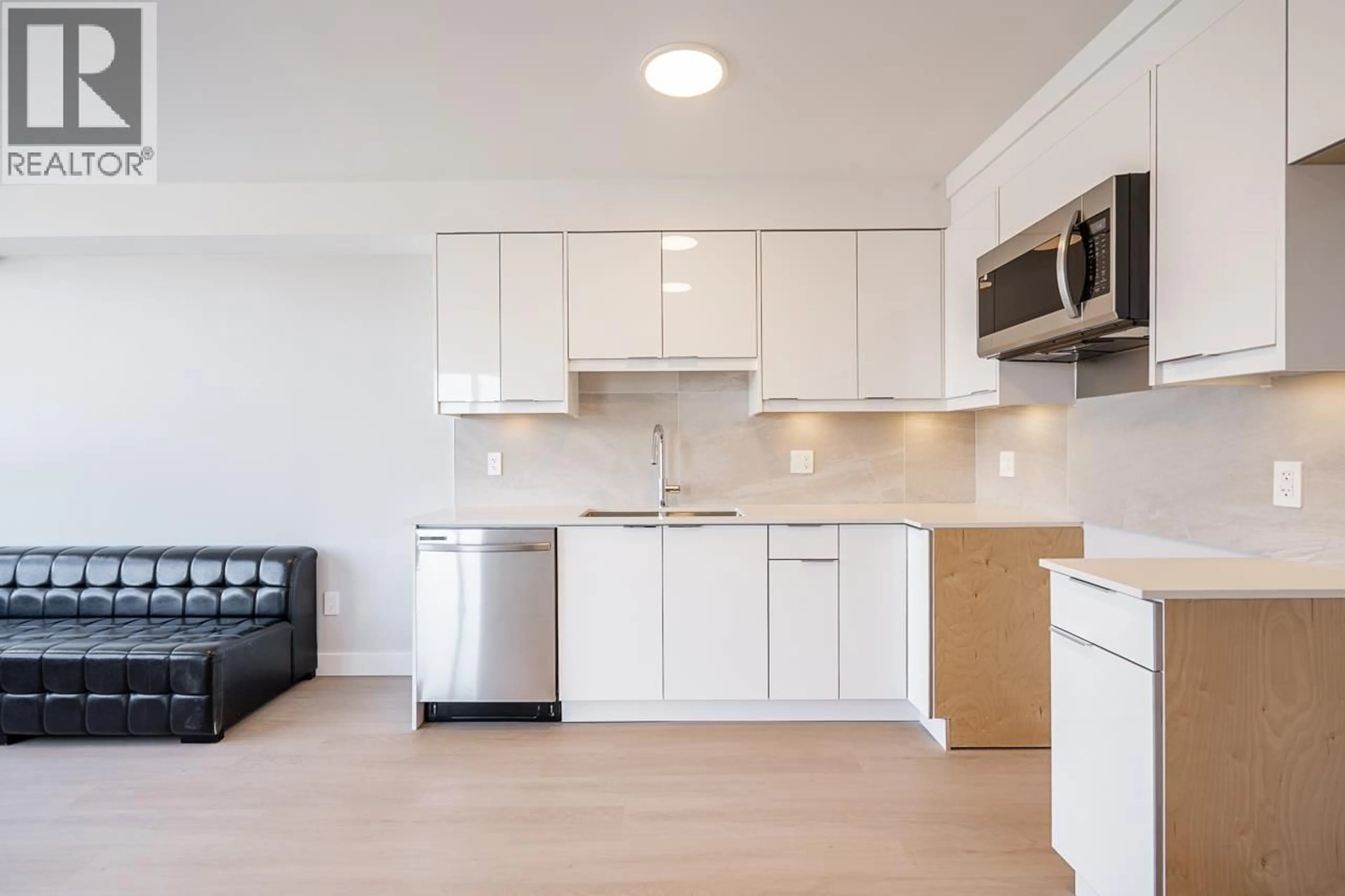 Standard kitchen, unknown for 307 - 3050 KINGSWAY, Vancouver British Columbia V5R5J7