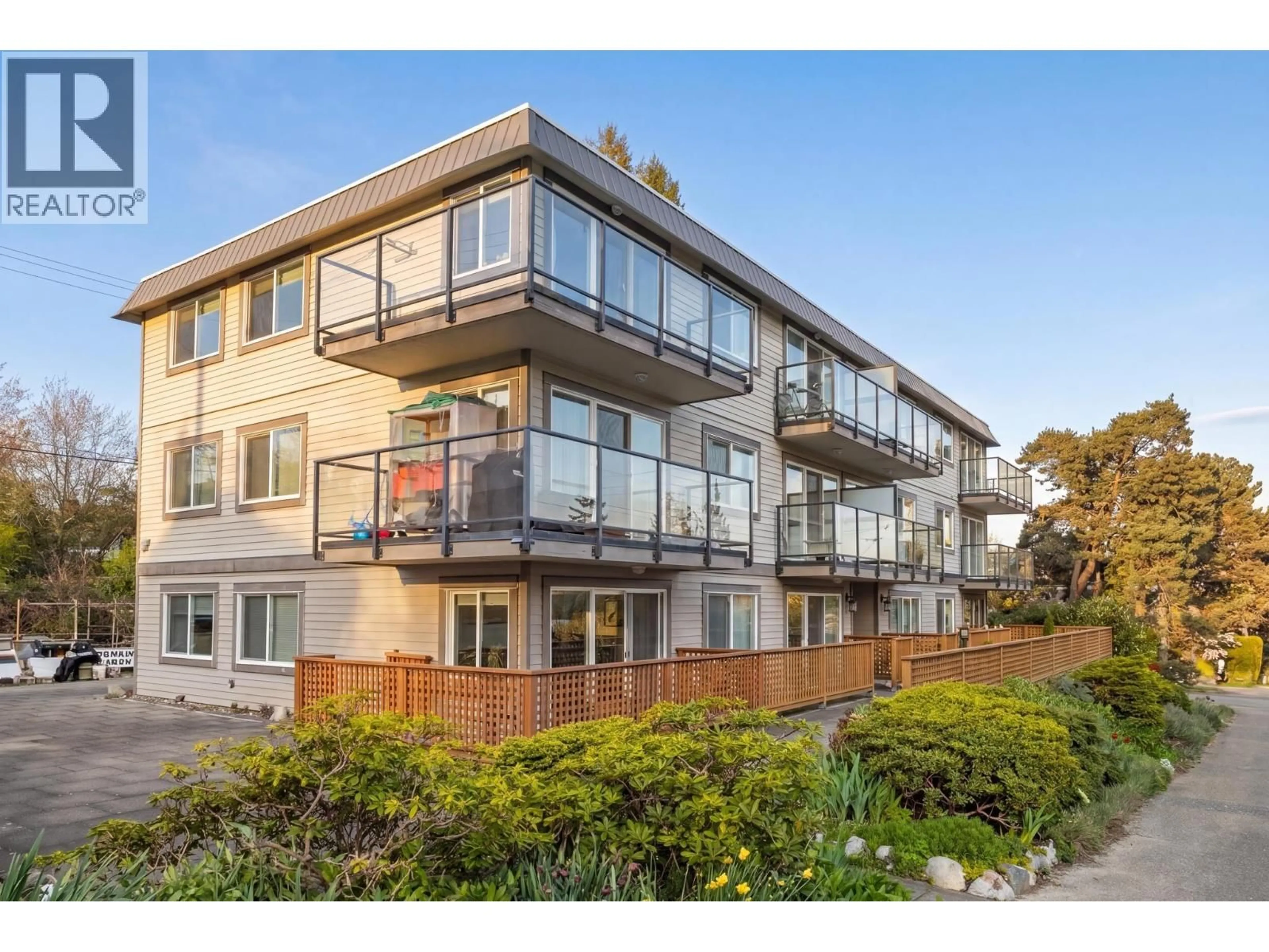 A pic from outside/outdoor area/front of a property/back of a property/a pic from drone, unknown for 10 - 2223 PRINCE EDWARD STREET, Vancouver British Columbia V5T4K6