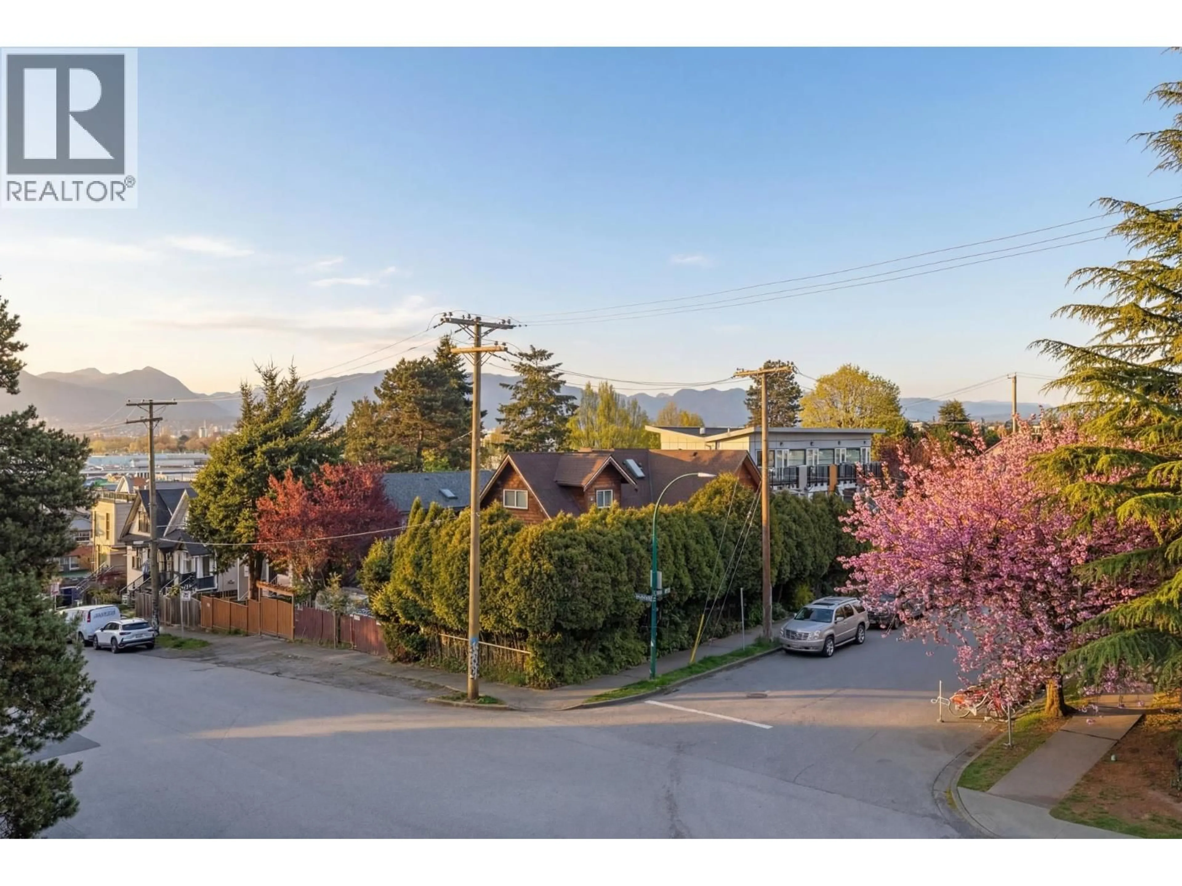 A pic from outside/outdoor area/front of a property/back of a property/a pic from drone, mountain view for 10 - 2223 PRINCE EDWARD STREET, Vancouver British Columbia V5T4K6