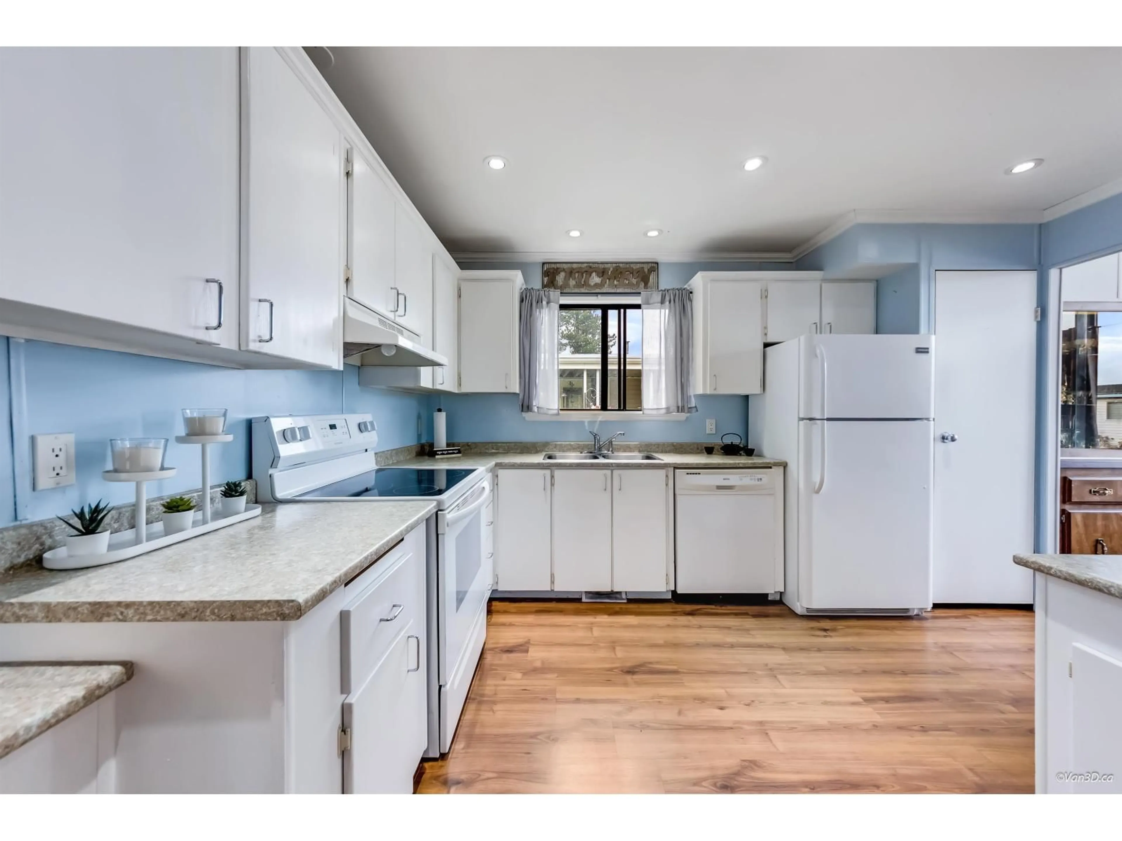 Open concept kitchen, unknown for 18 - 2120 KING GEORGE BOULEVARD, Surrey British Columbia V4A6Y8