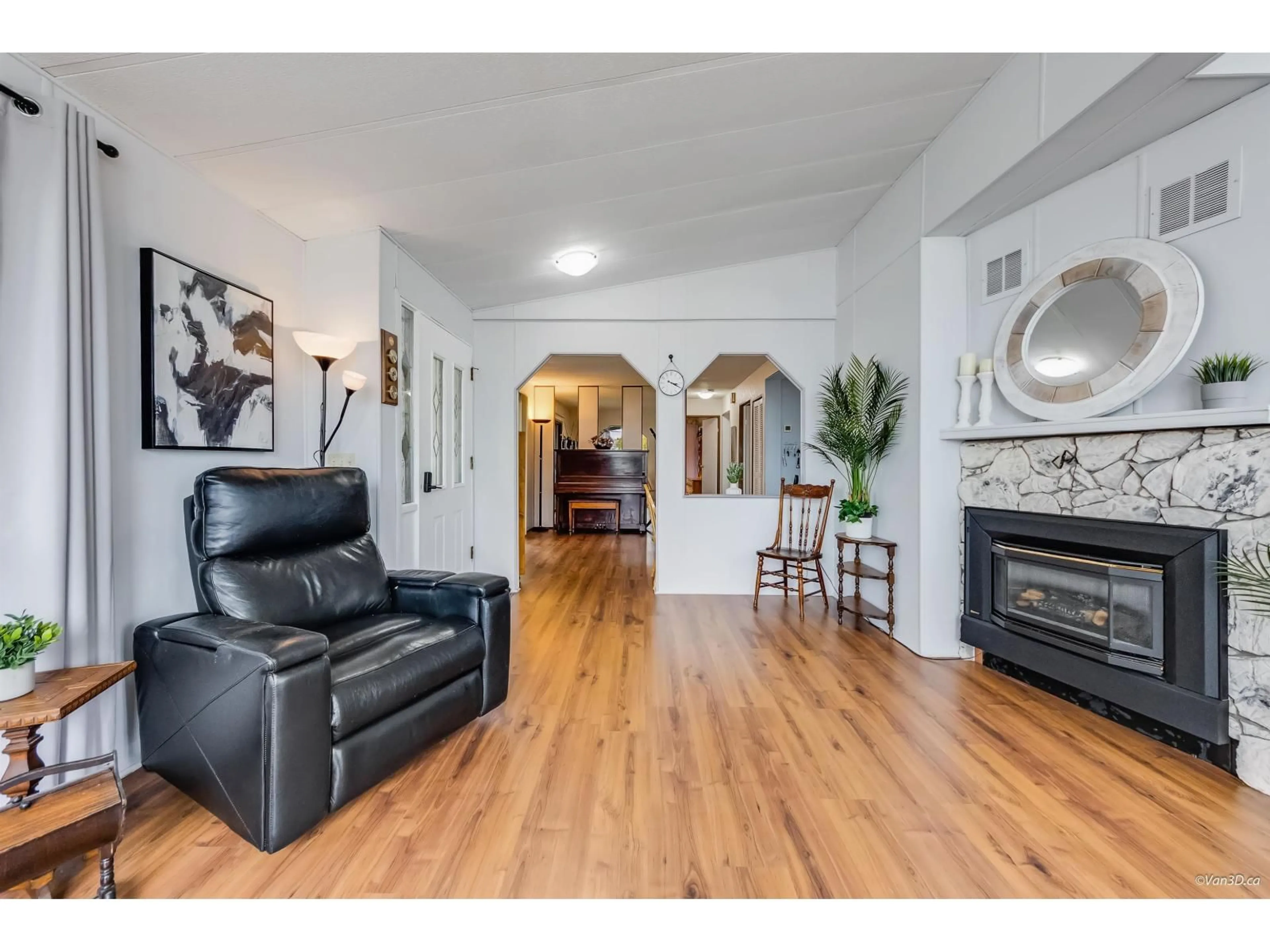 Living room with furniture, unknown for 18 - 2120 KING GEORGE BOULEVARD, Surrey British Columbia V4A6Y8