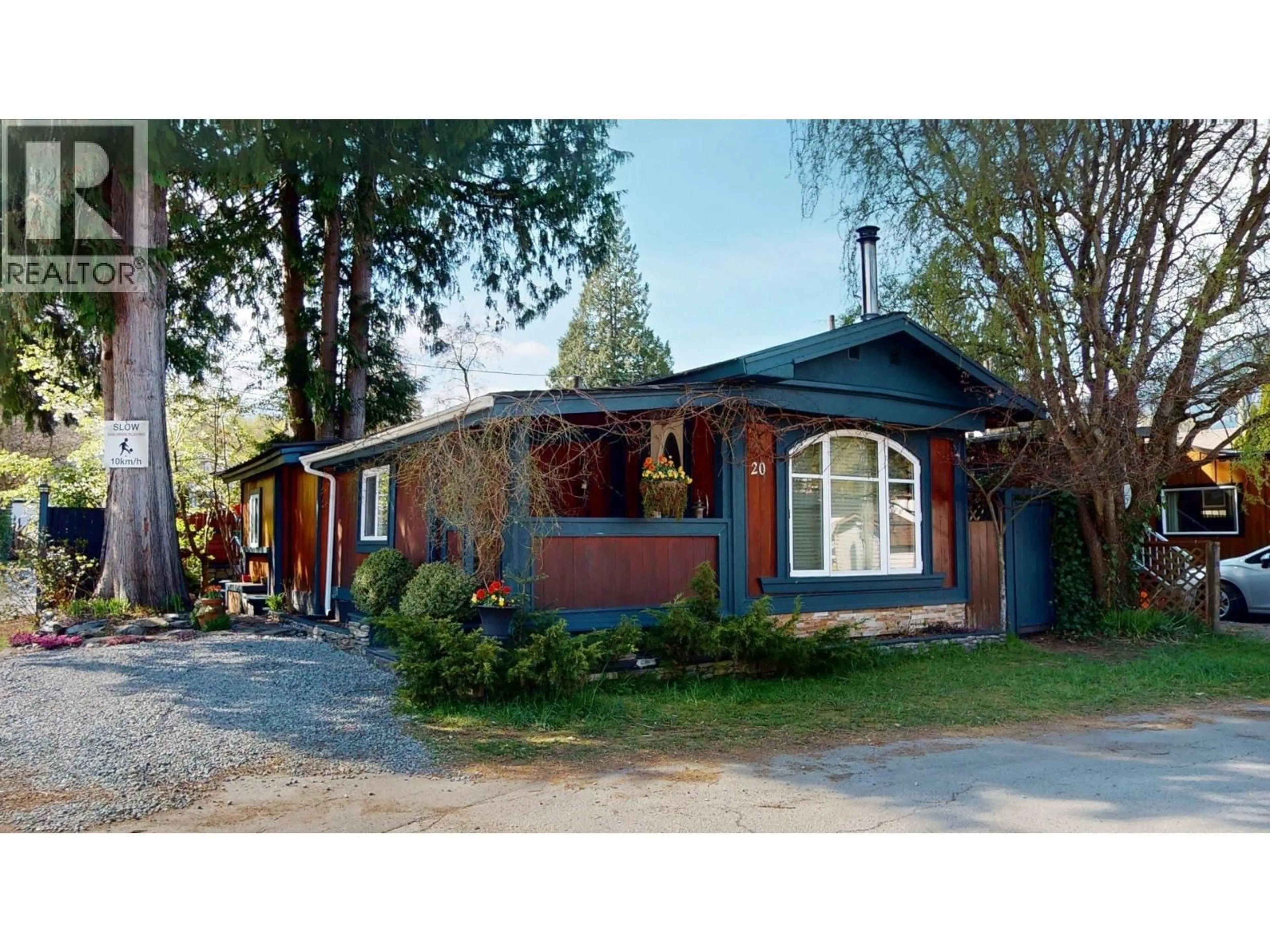 Home with vinyl exterior material, street for 20 - 40022 GOVERNMENT ROAD, Squamish British Columbia V0N1T0