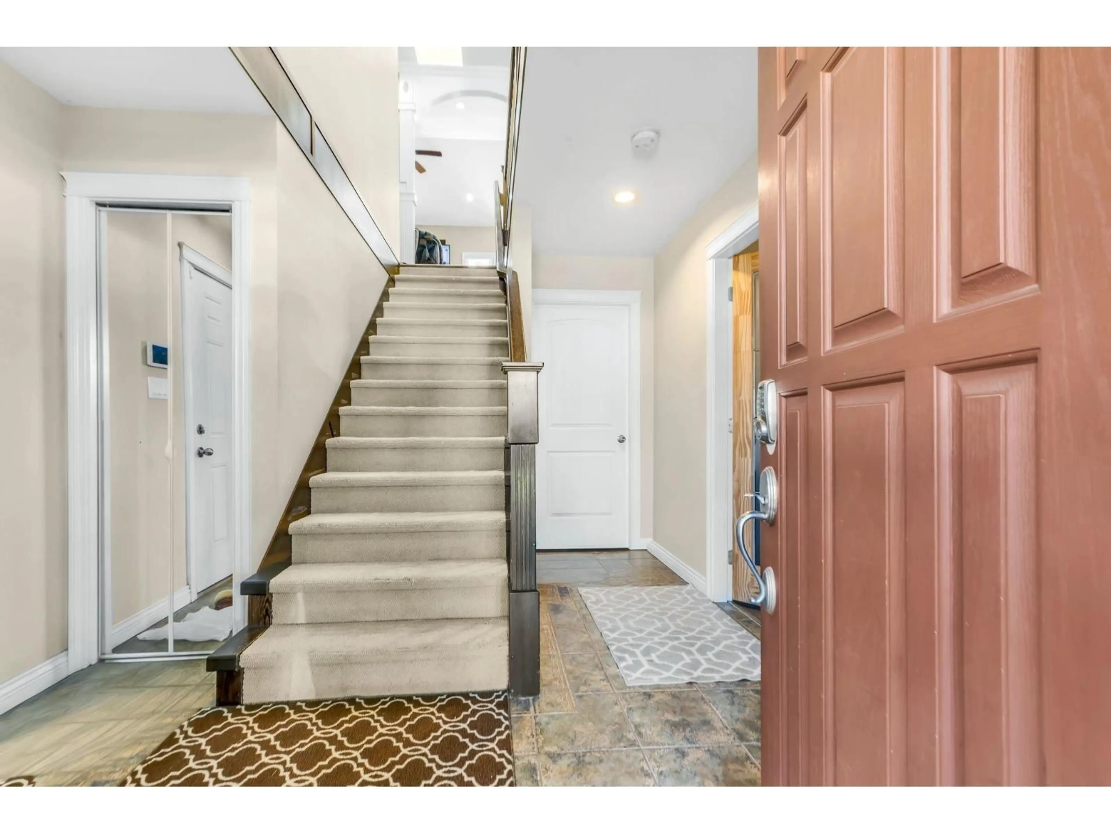 Indoor foyer for 2690 VICTORIA STREET, Abbotsford British Columbia V2T2T5