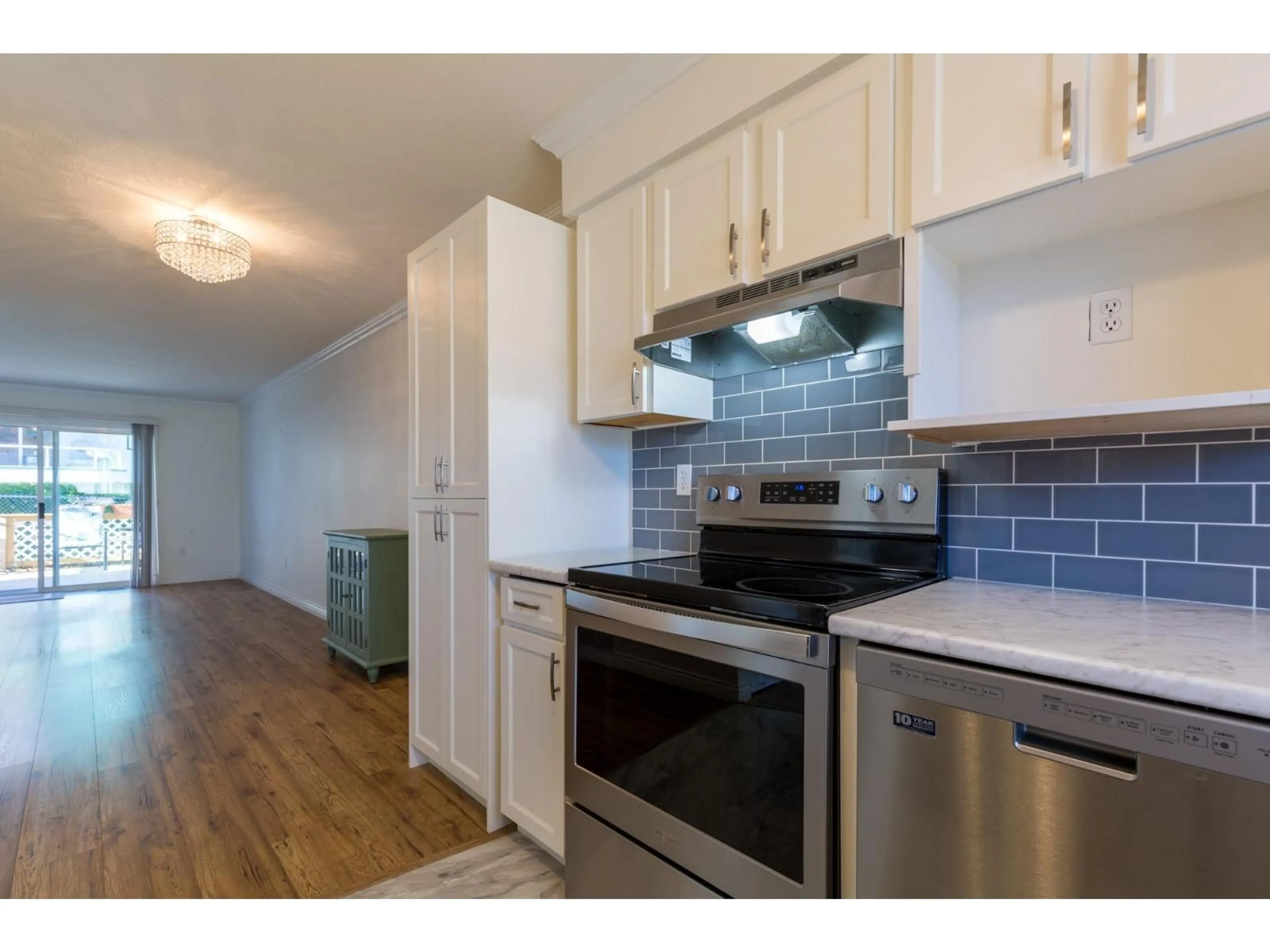 Standard kitchen, wood/laminate floor for 3 - 45435 KNIGHT ROAD, Chilliwack British Columbia V2R3E8