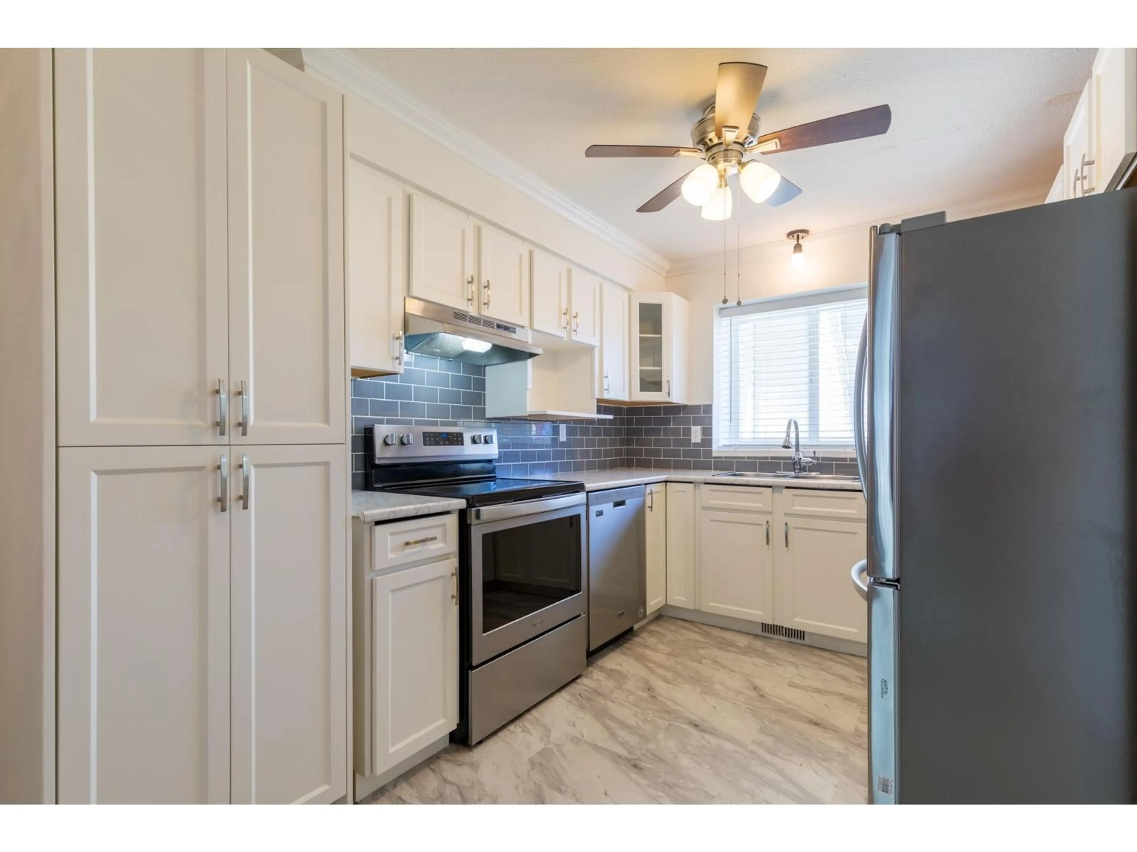 Standard kitchen, unknown for 3 - 45435 KNIGHT ROAD, Chilliwack British Columbia V2R3E8