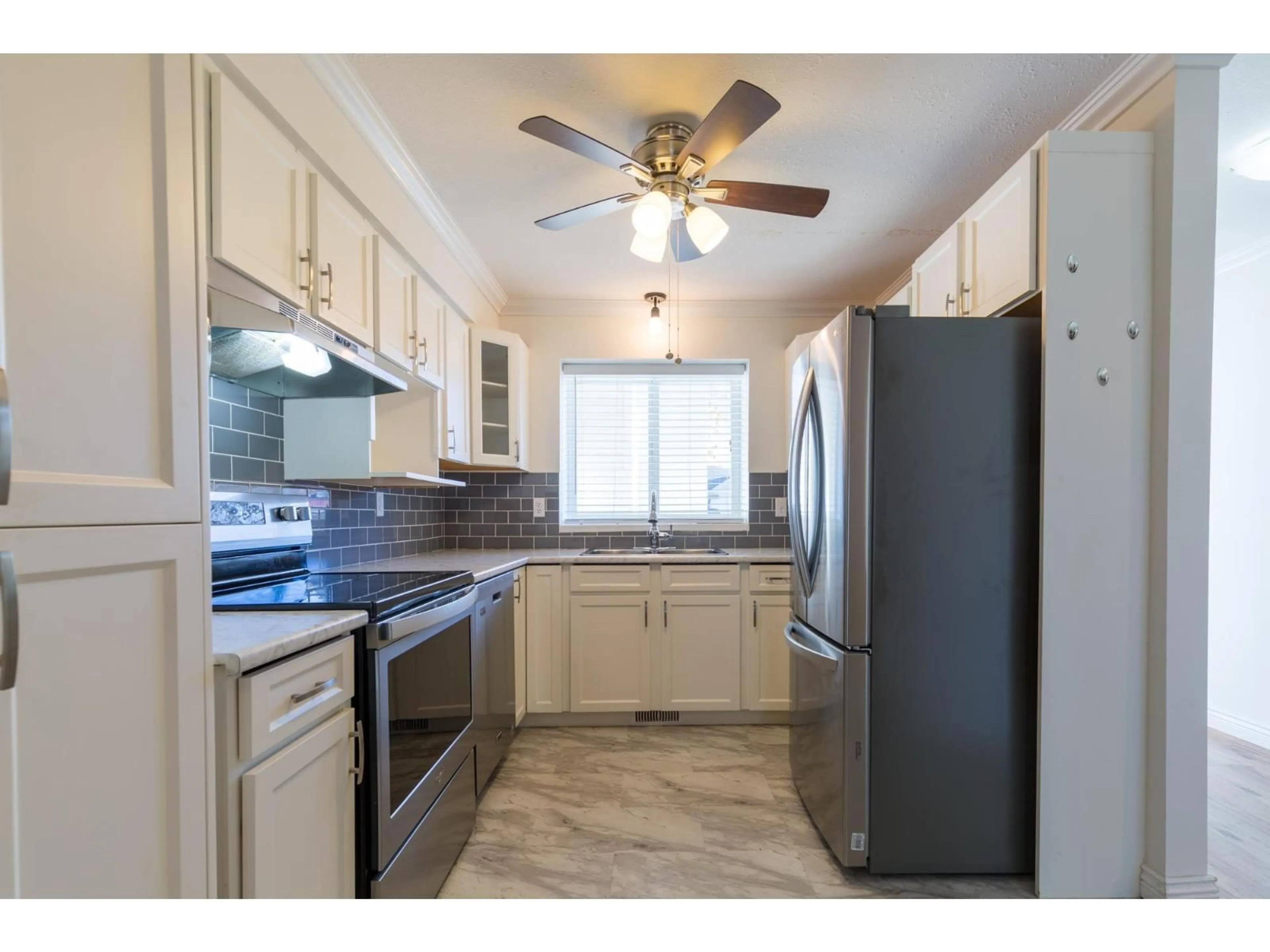 Standard kitchen, unknown for 3 - 45435 KNIGHT ROAD, Chilliwack British Columbia V2R3E8