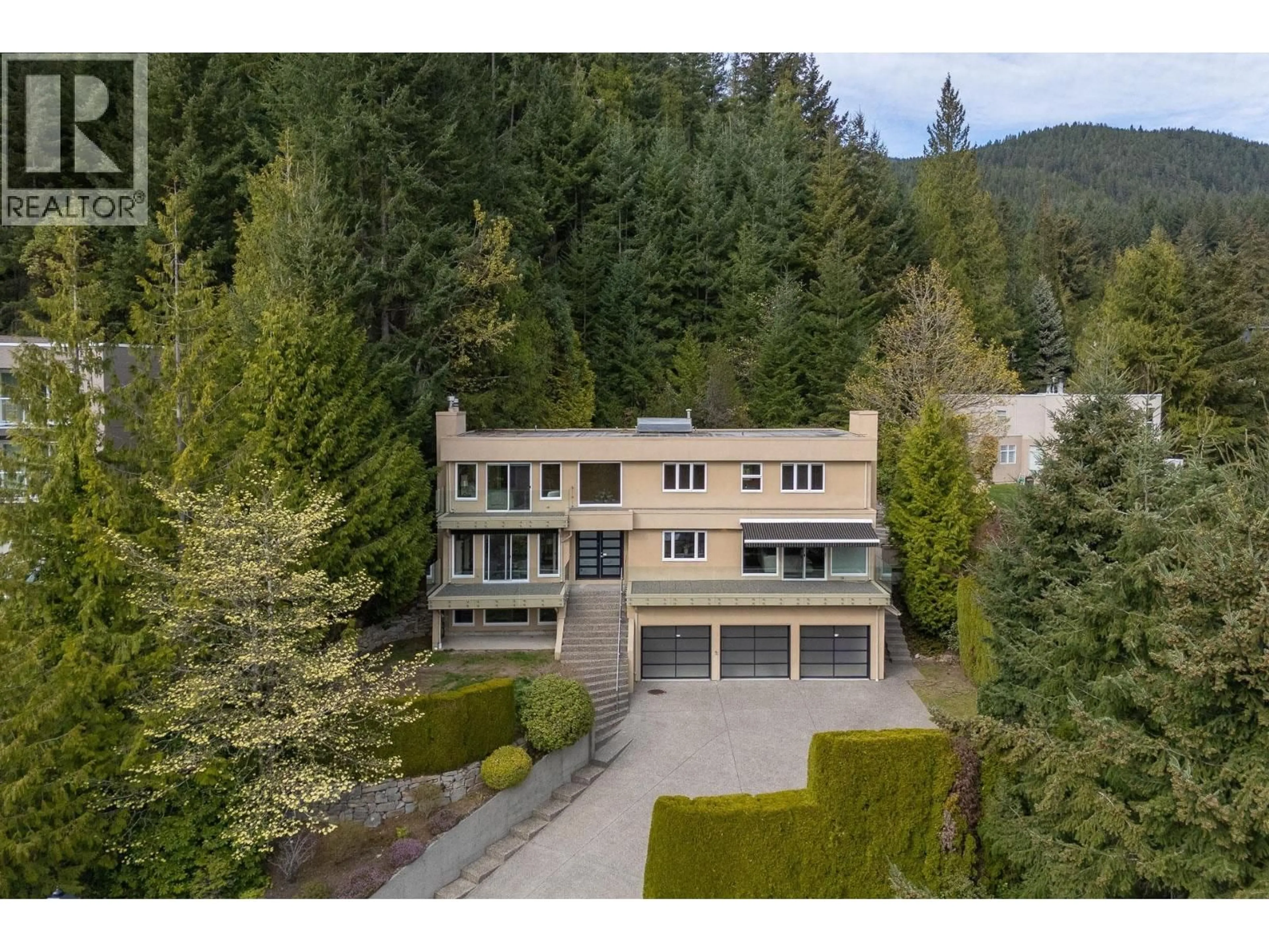 A pic from outside/outdoor area/front of a property/back of a property/a pic from drone, unknown for 4827 NORTHWOOD PLACE, West Vancouver British Columbia V7S3C5