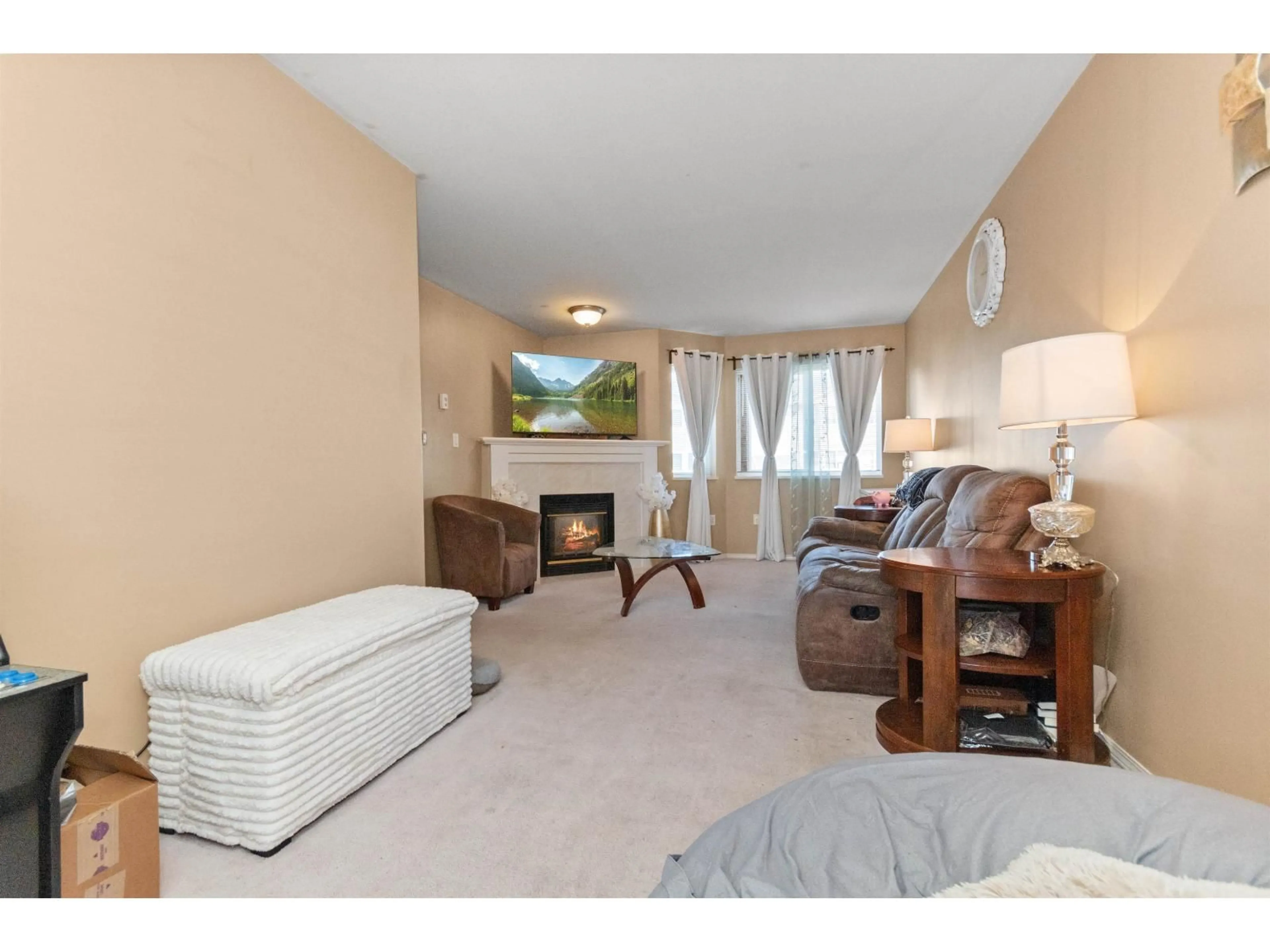 Living room with furniture, carpet floor for 17 - 45090 LUCKAKUCK WAY, Chilliwack British Columbia V2R3Z5