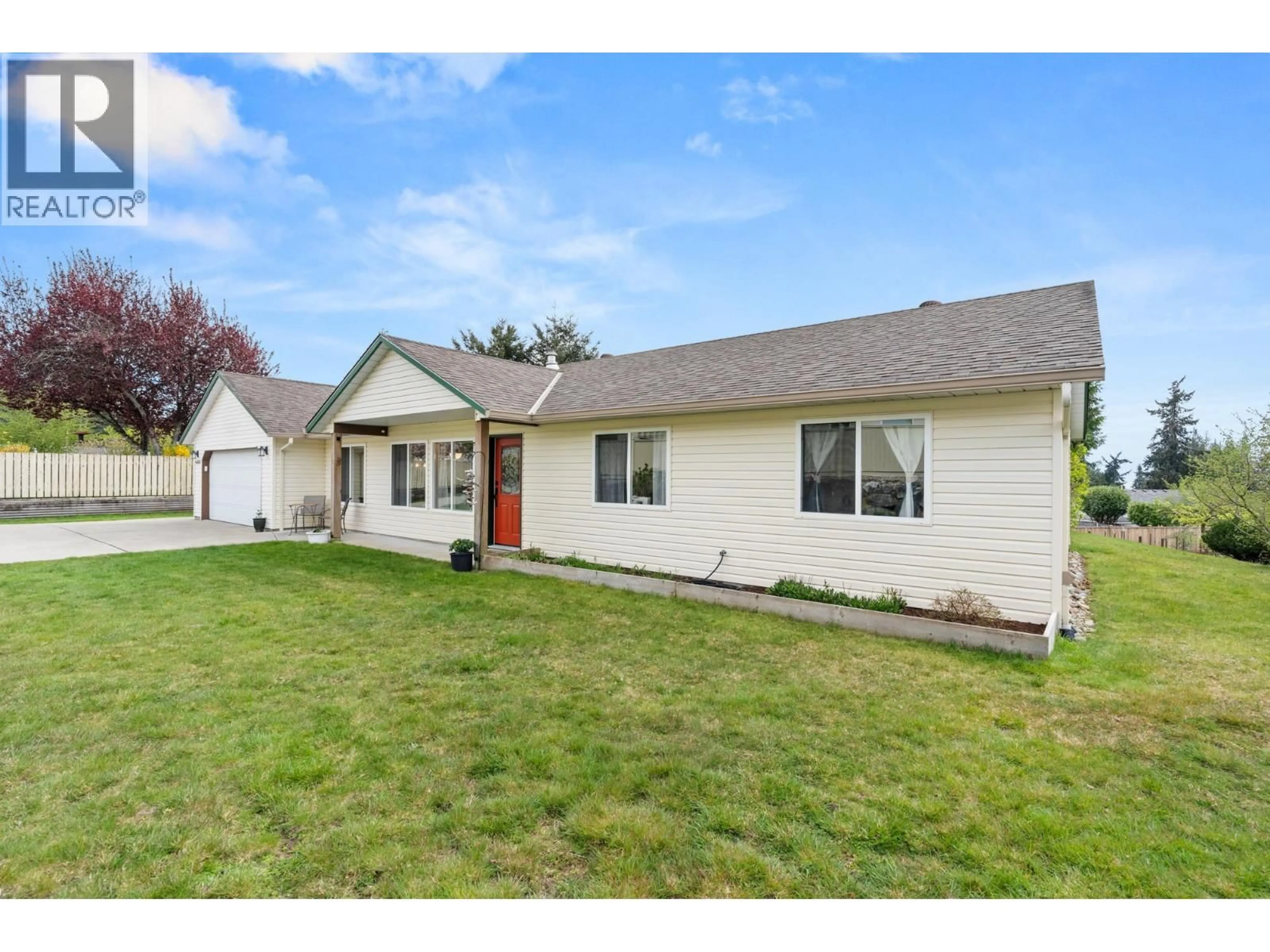 Home with vinyl exterior material, street for 6365 HOMESTEAD AVENUE, Sechelt British Columbia V7Z0M7