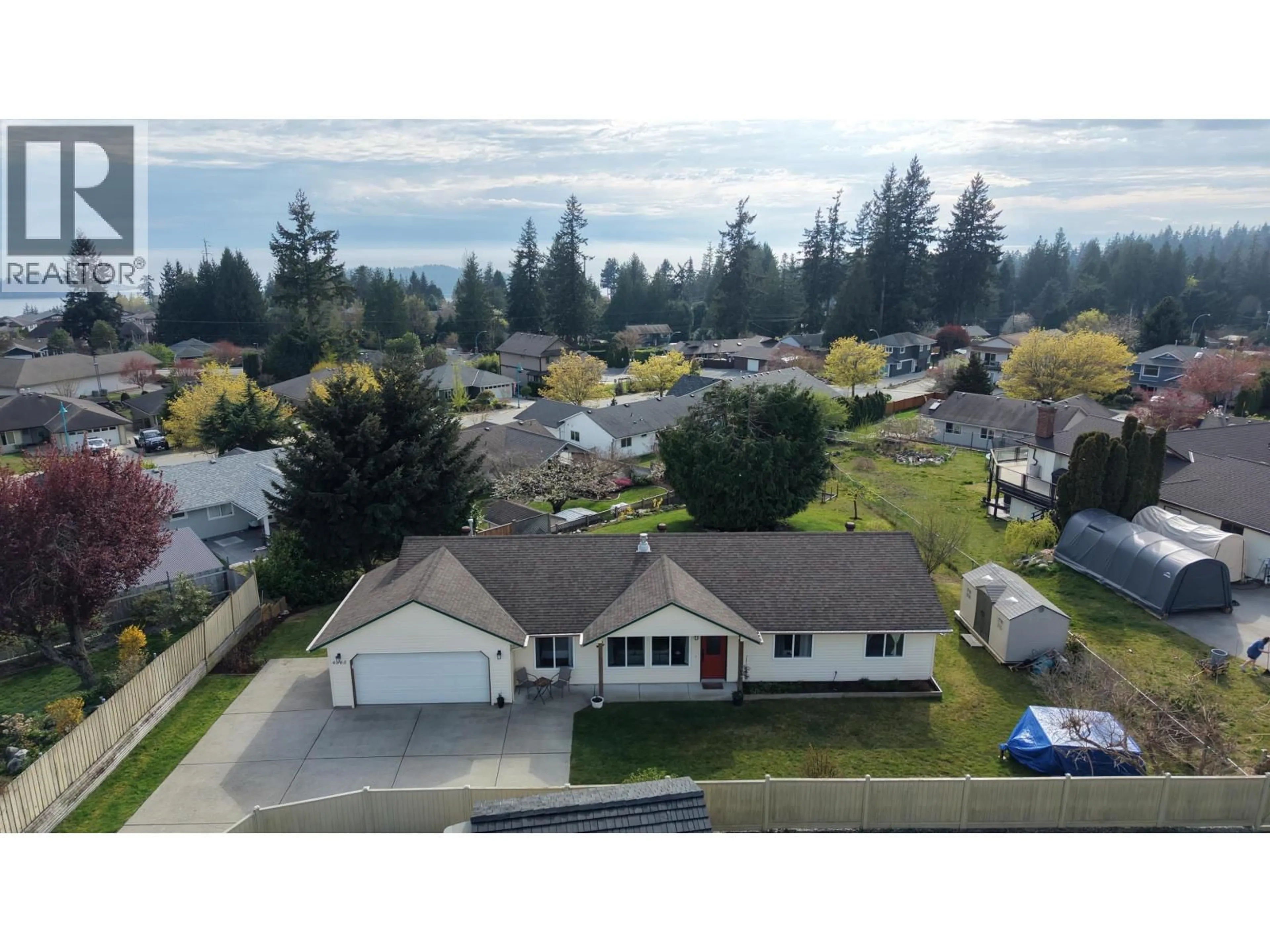 A pic from outside/outdoor area/front of a property/back of a property/a pic from drone, street for 6365 HOMESTEAD AVENUE, Sechelt British Columbia V7Z0M7