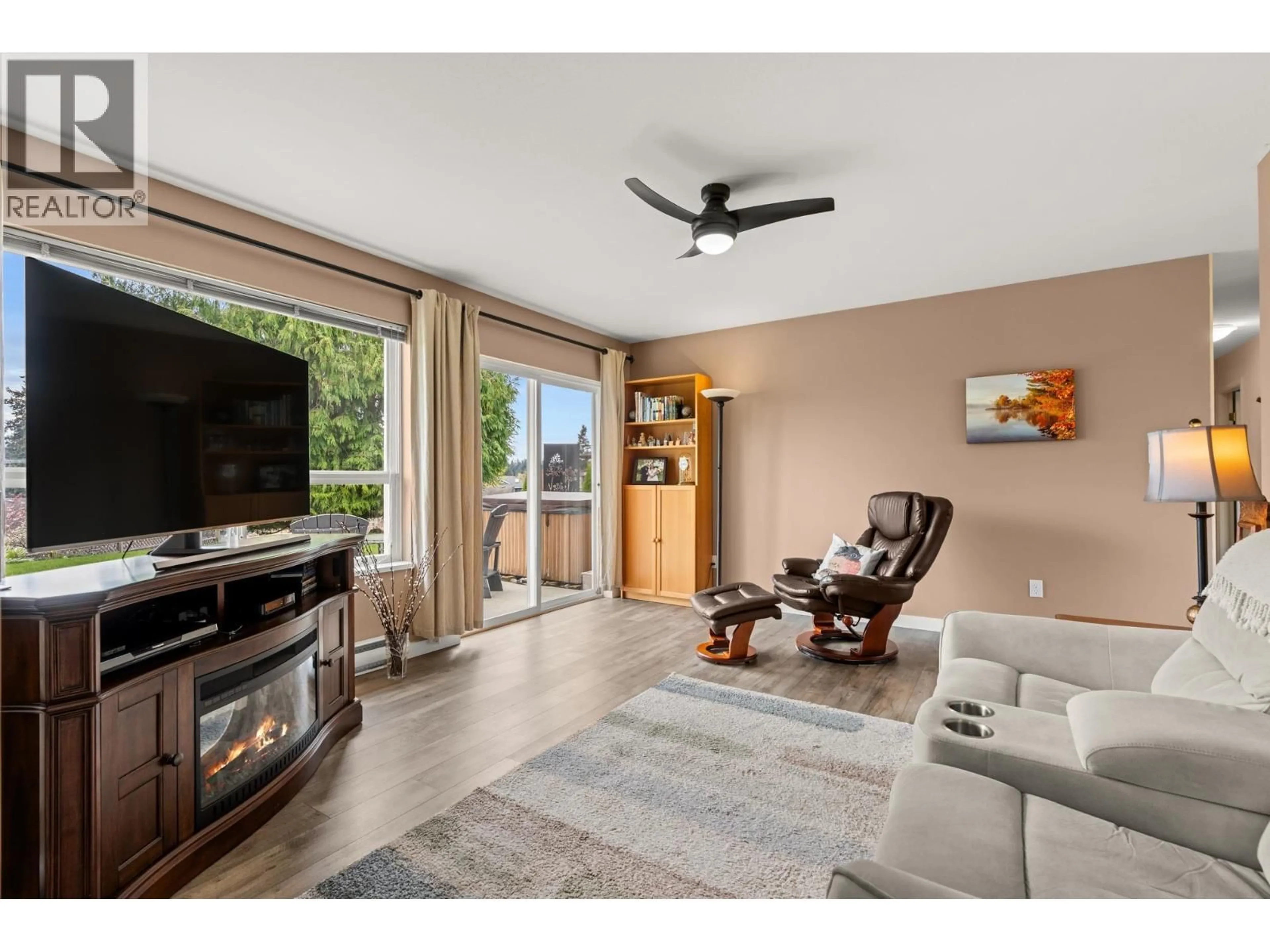 Living room with furniture, unknown for 6365 HOMESTEAD AVENUE, Sechelt British Columbia V7Z0M7