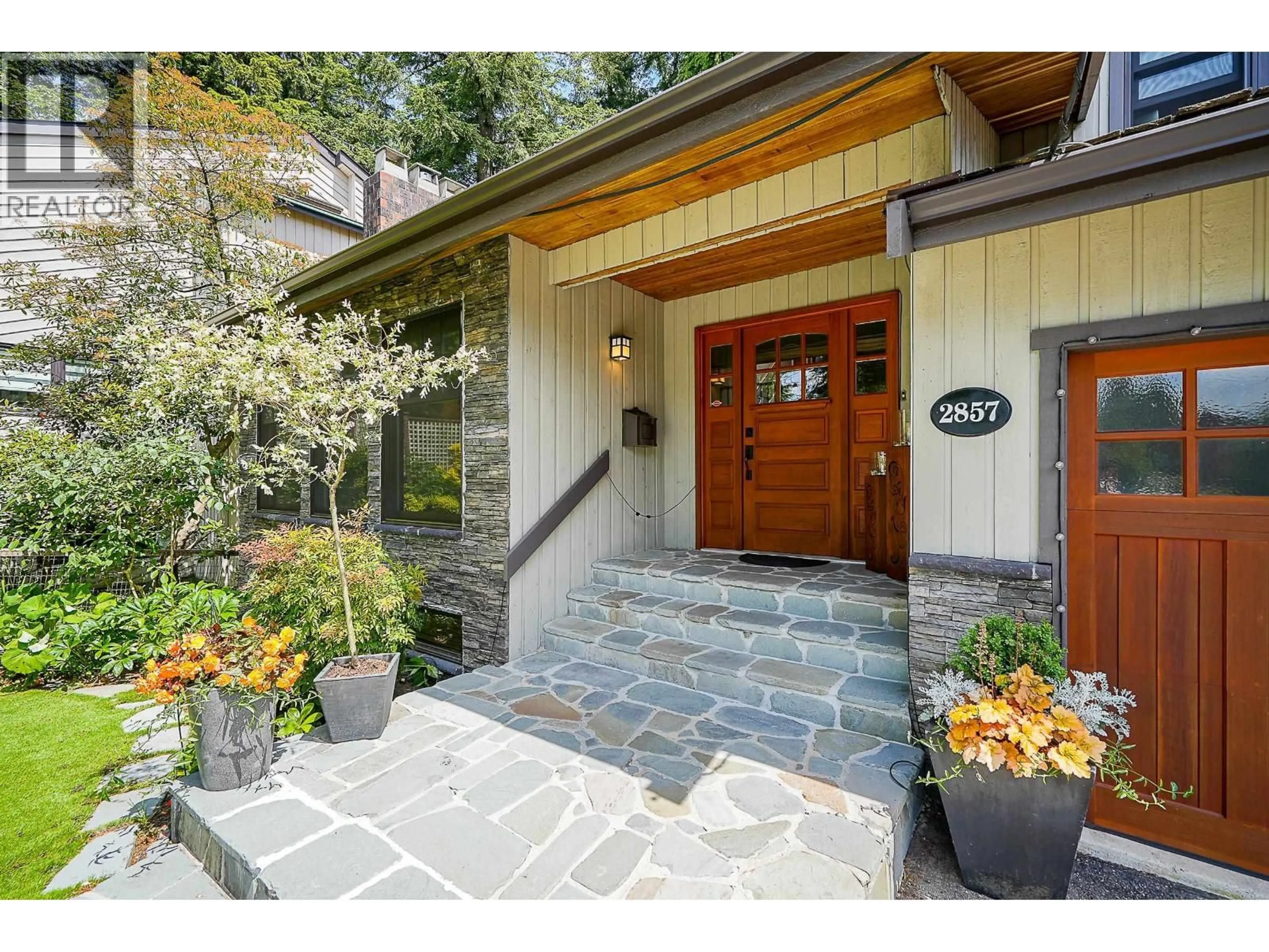 Indoor entryway for 2857 VIOLET STREET, North Vancouver British Columbia V7H2L7