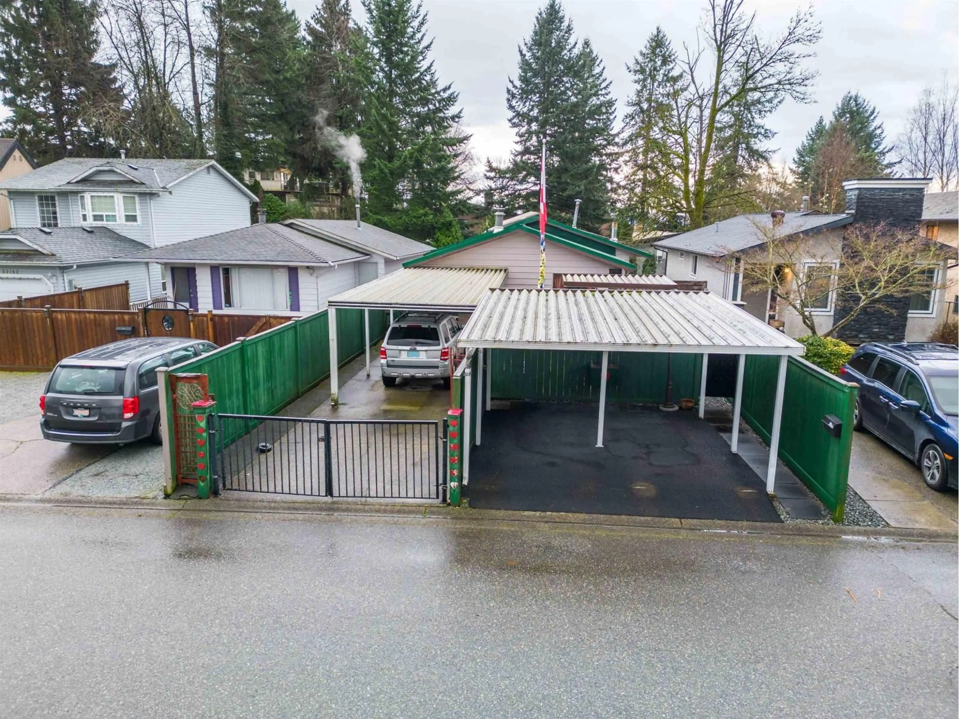 A pic from outside/outdoor area/front of a property/back of a property/a pic from drone, street for 33132 MYRTLE AVENUE, Mission British Columbia V2V5W1
