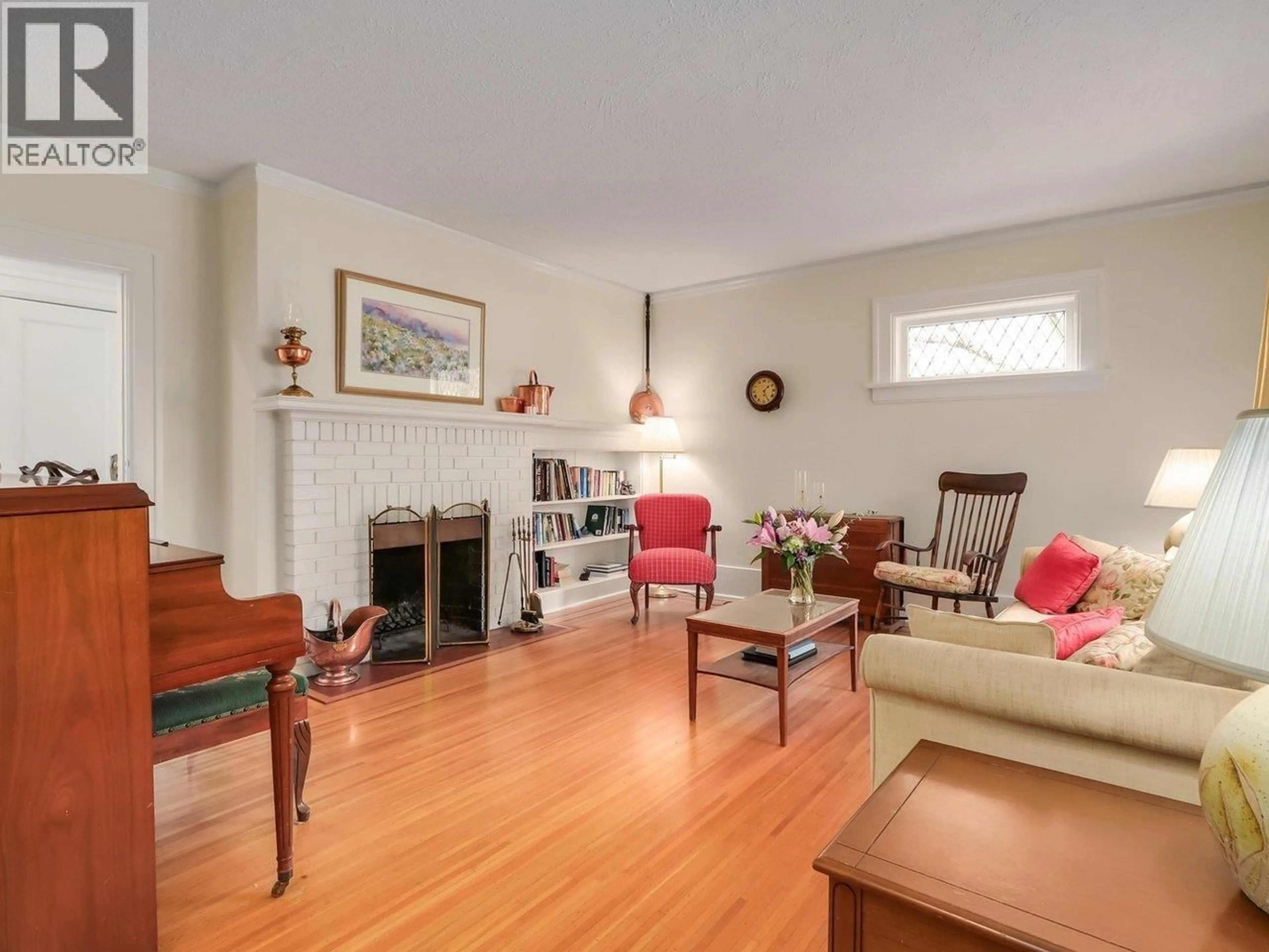 Living room with furniture, wood/laminate floor for 3436 37TH AVENUE, Vancouver British Columbia V6N2V6