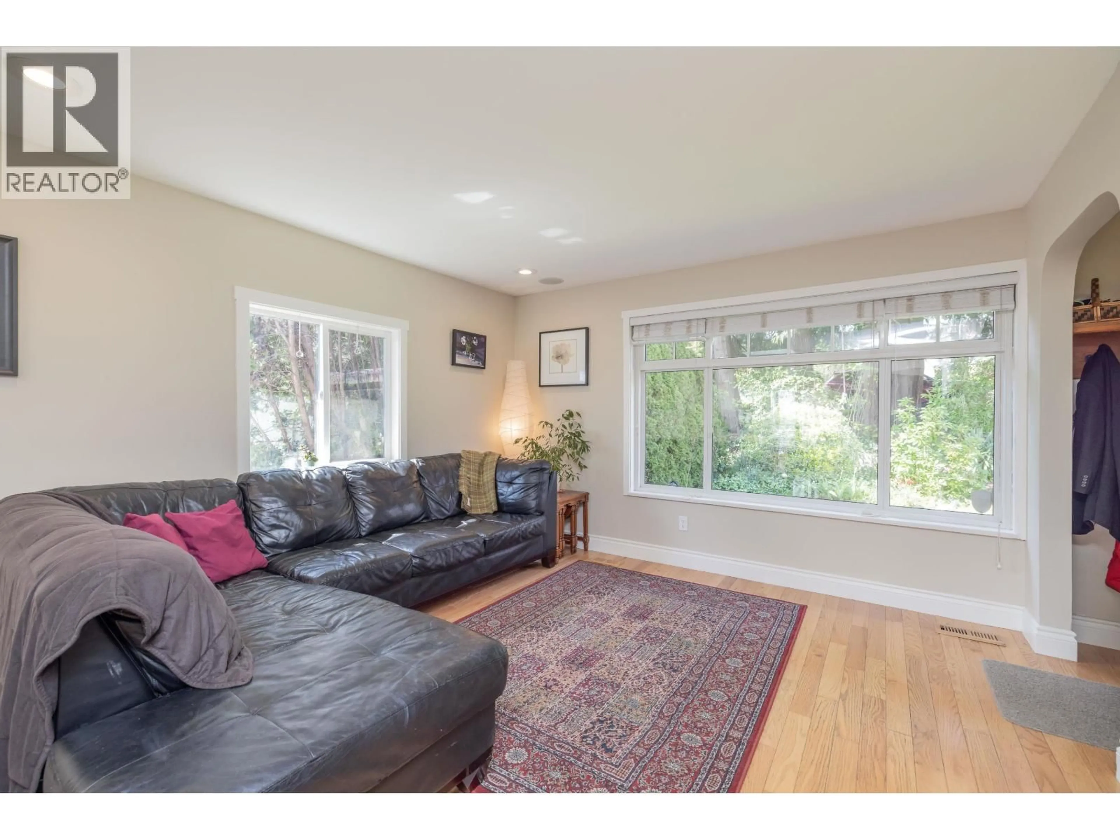 Living room with furniture, unknown for 1119 CLOVERLEY STREET, North Vancouver British Columbia V7L1N7