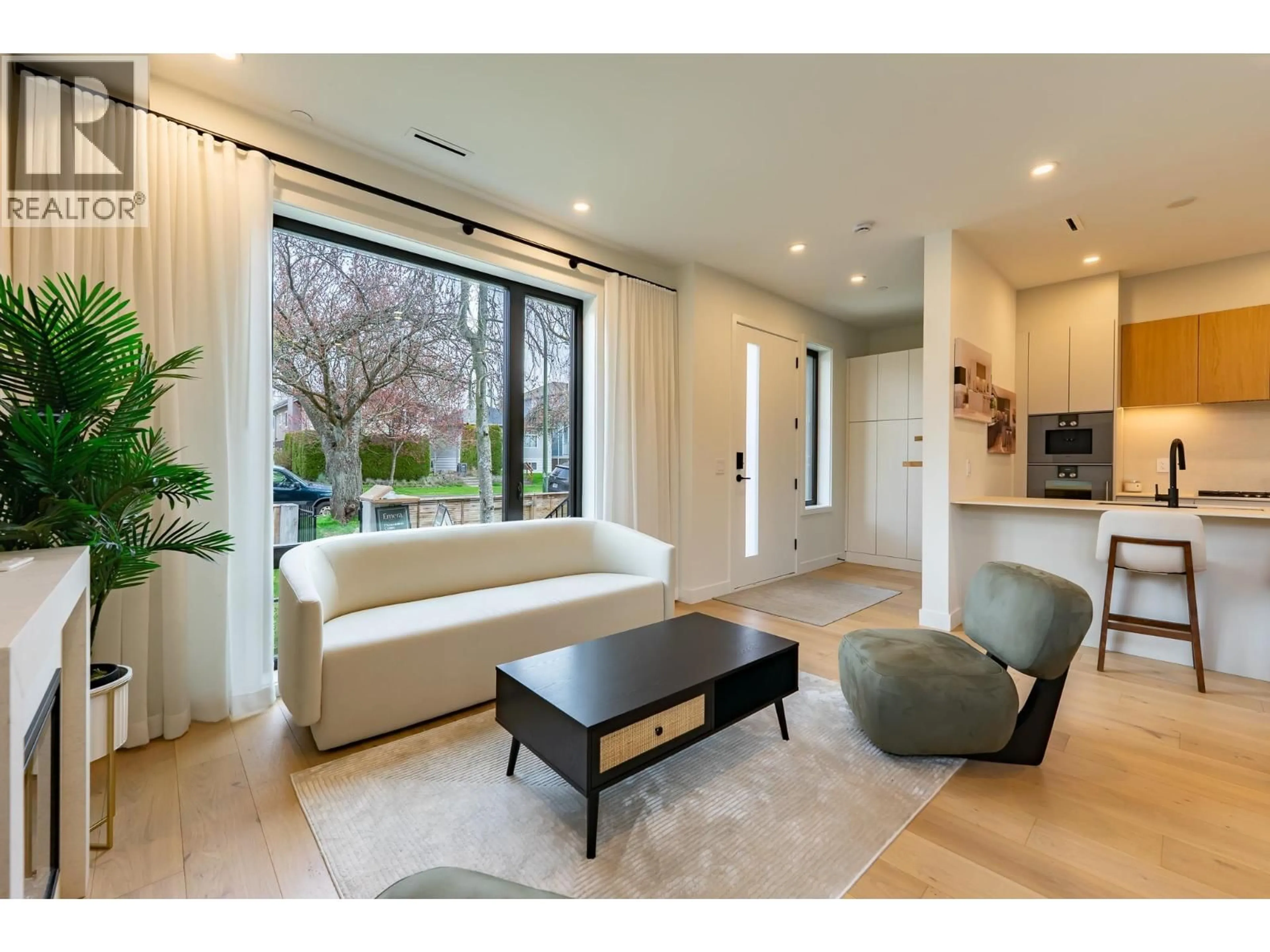 Living room with furniture, wood/laminate floor for 858 64TH AVENUE, Vancouver British Columbia V6B2L4