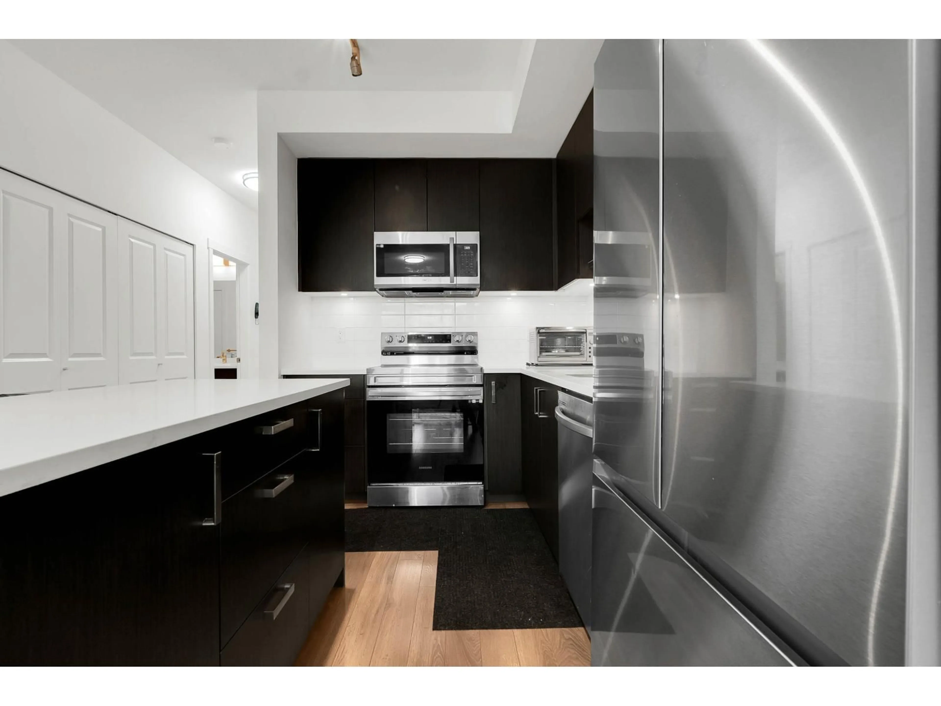 Standard kitchen, wood/laminate floor for 306 - 15858 FRASER HIGHWAY, Surrey British Columbia V4N6X4