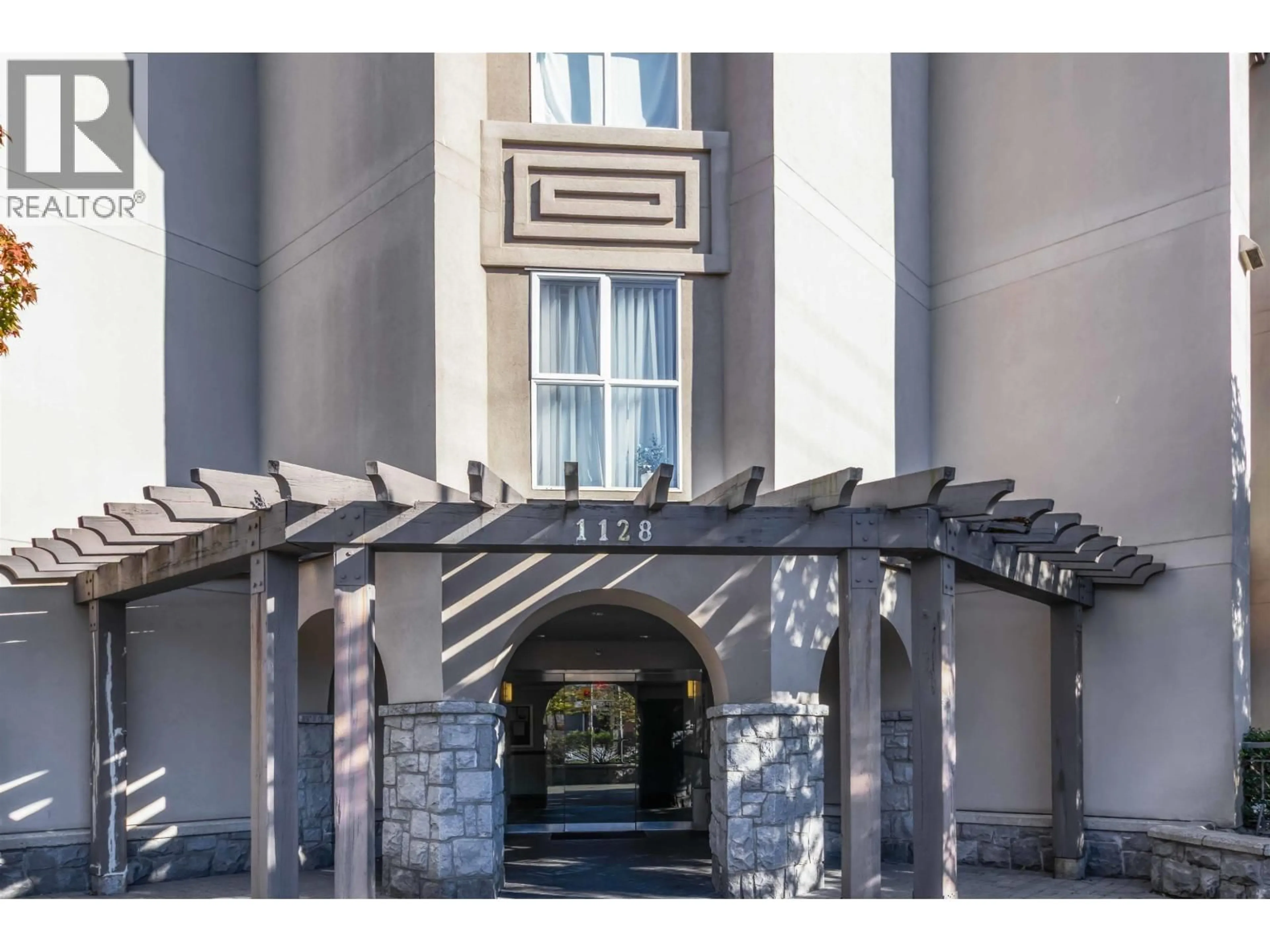 Indoor foyer for 402 - 1128 SIXTH AVENUE, New Westminster British Columbia V3M6V8