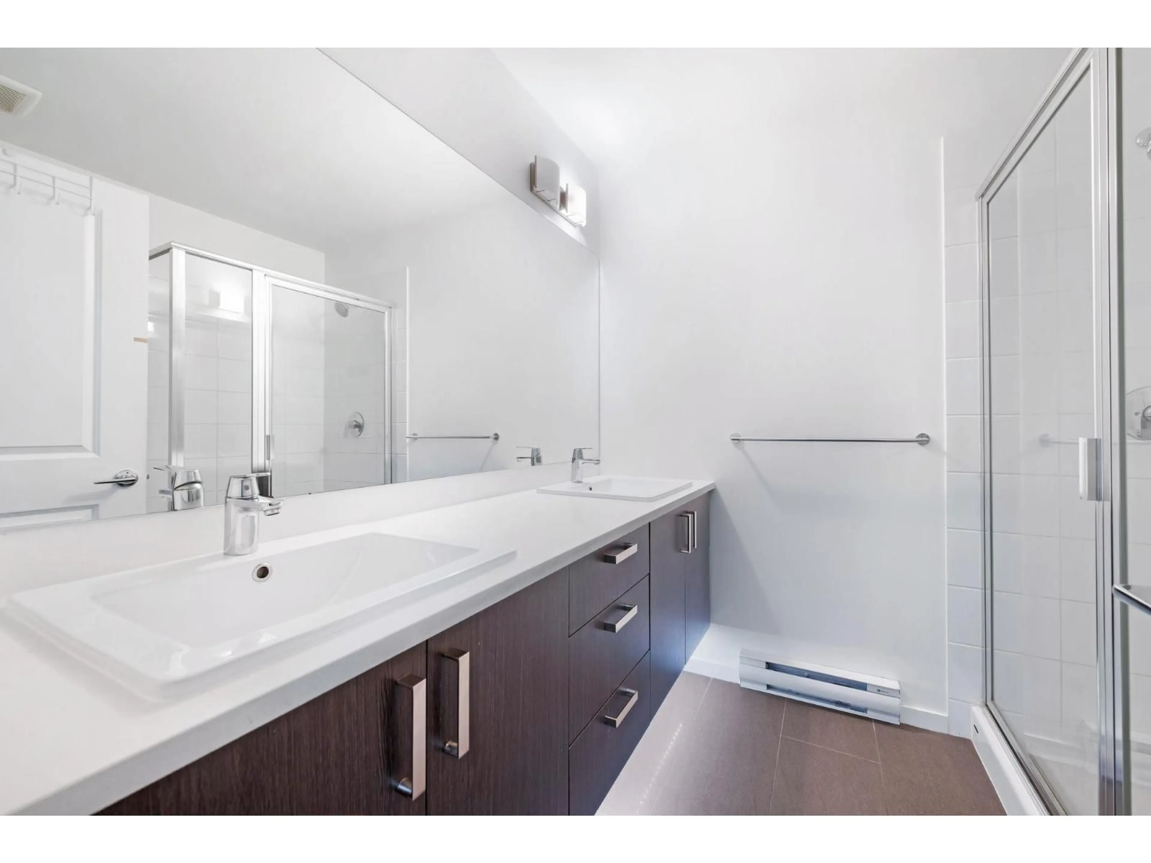 Standard bathroom, unknown for 165 - 8168 136 A STREET, Surrey British Columbia V3W2Z6