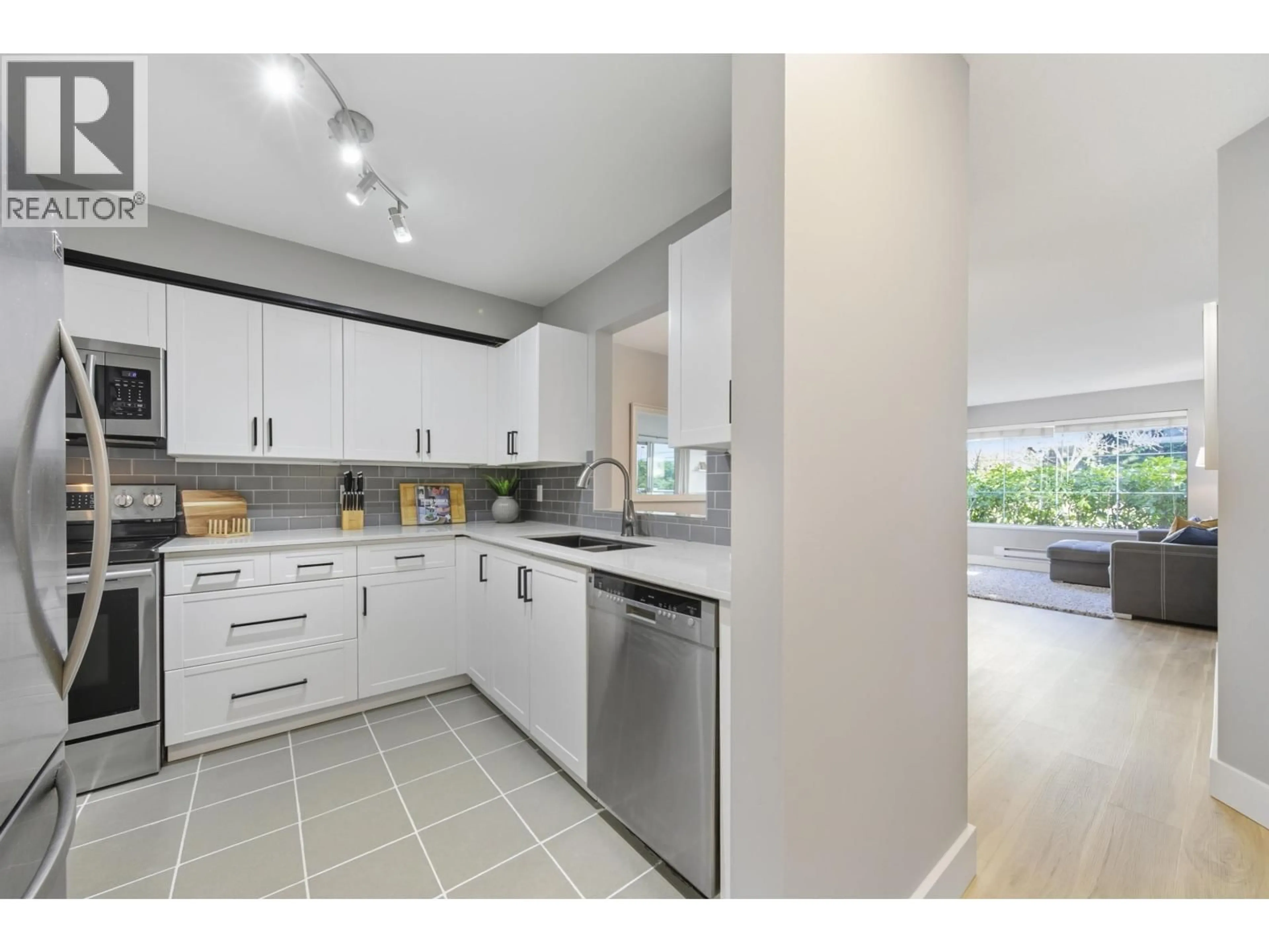 Open concept kitchen, ceramic/tile floor for 111 - 6820 RUMBLE STREET, Burnaby British Columbia V5E4H9