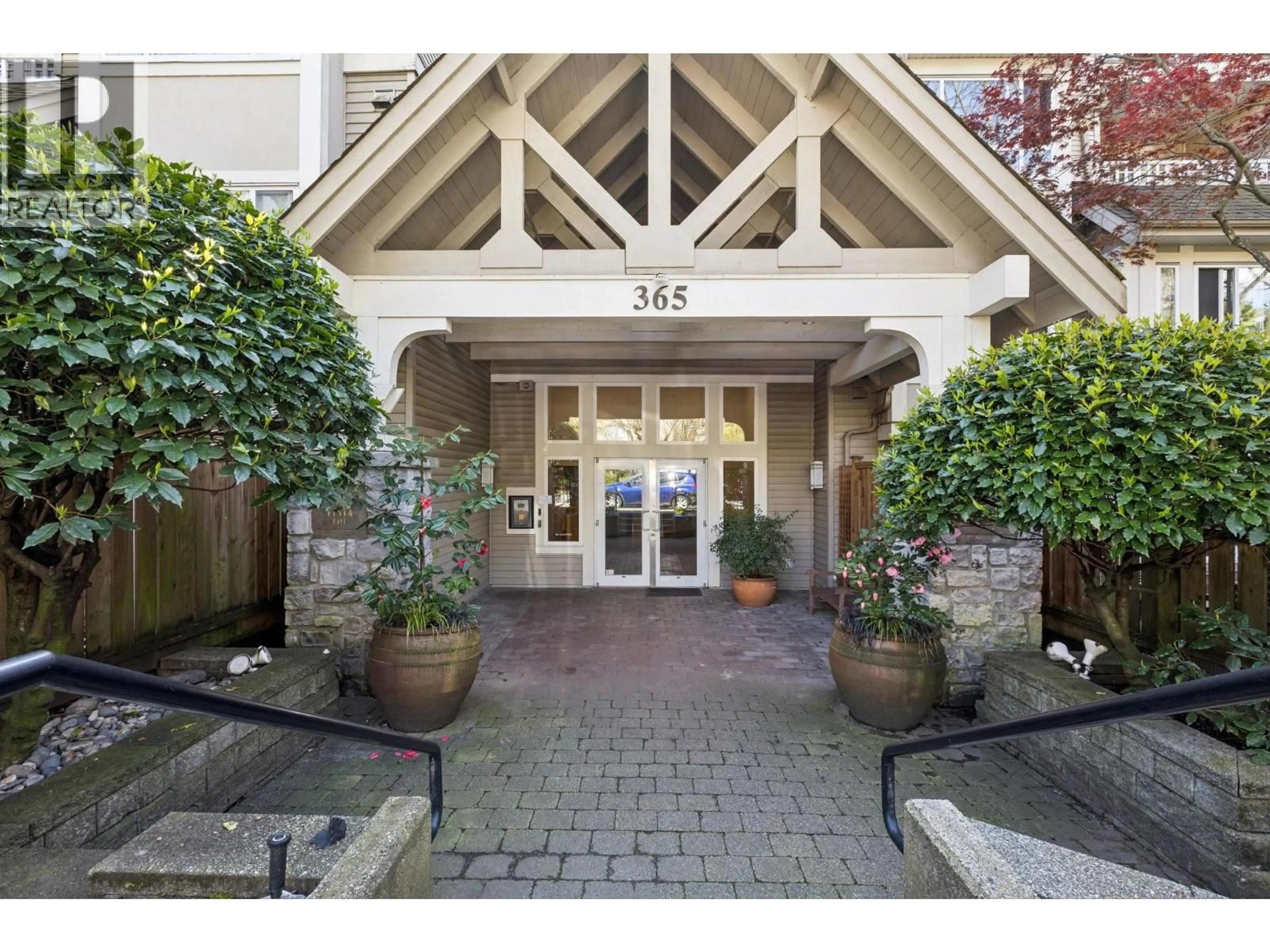 Indoor entryway for 102 - 365 1ST STREET, North Vancouver British Columbia V7L4W5