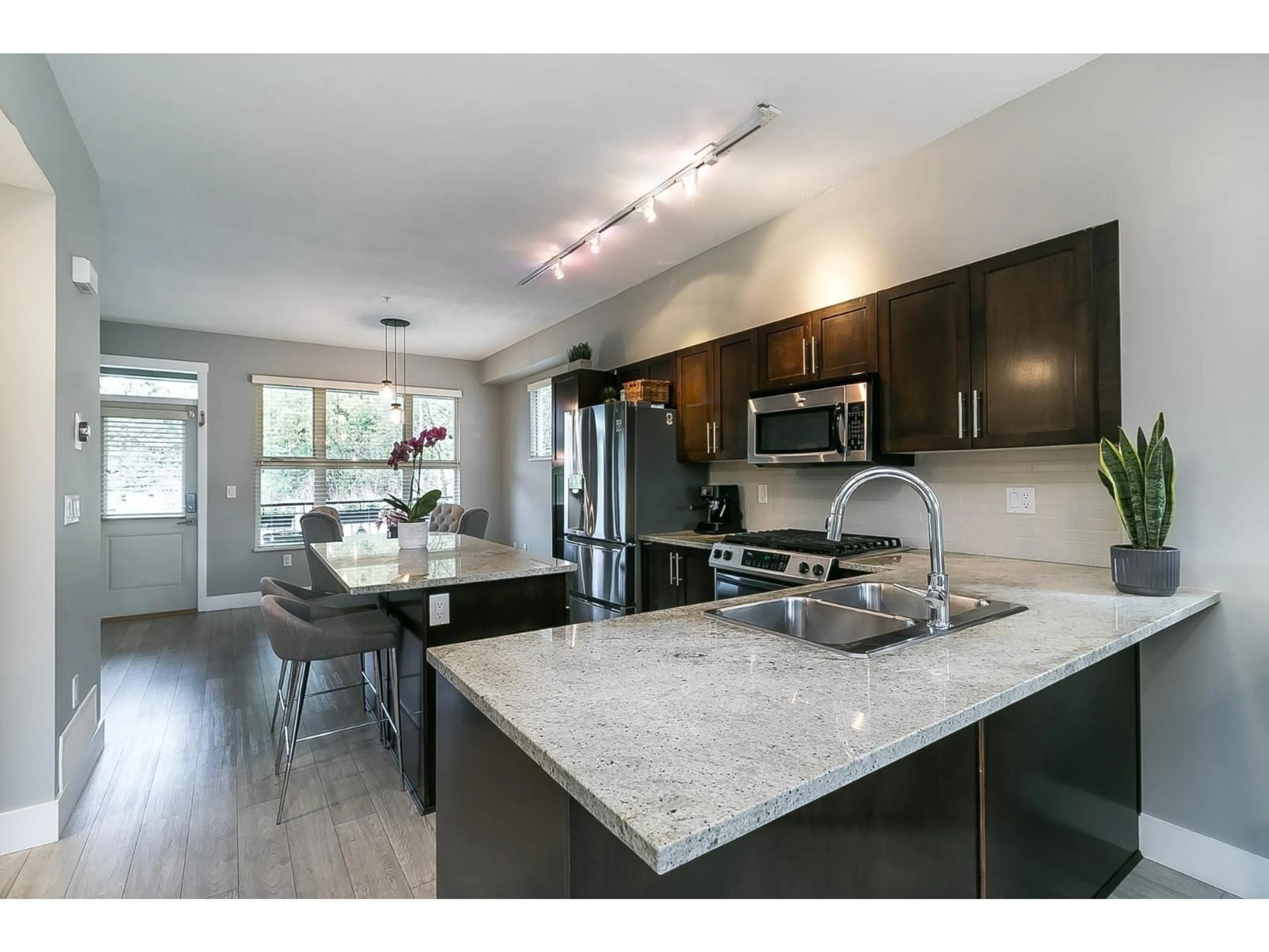 Open concept kitchen, unknown for 10 - 20326 68 AVENUE, Langley British Columbia V2Y0E3