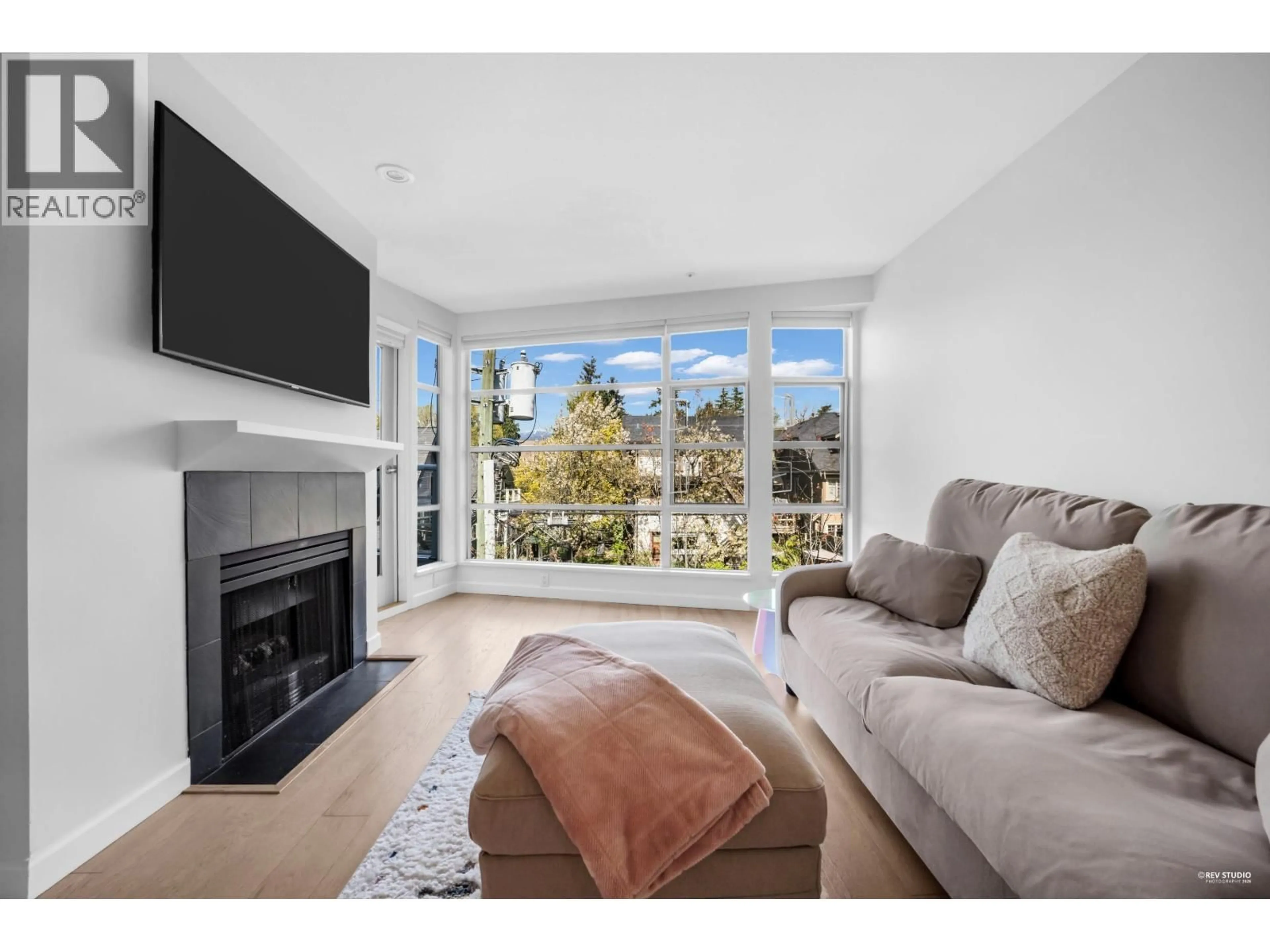 Living room with furniture, wood/laminate floor for 404 - 2575 4TH AVENUE, Vancouver British Columbia V6K1P5