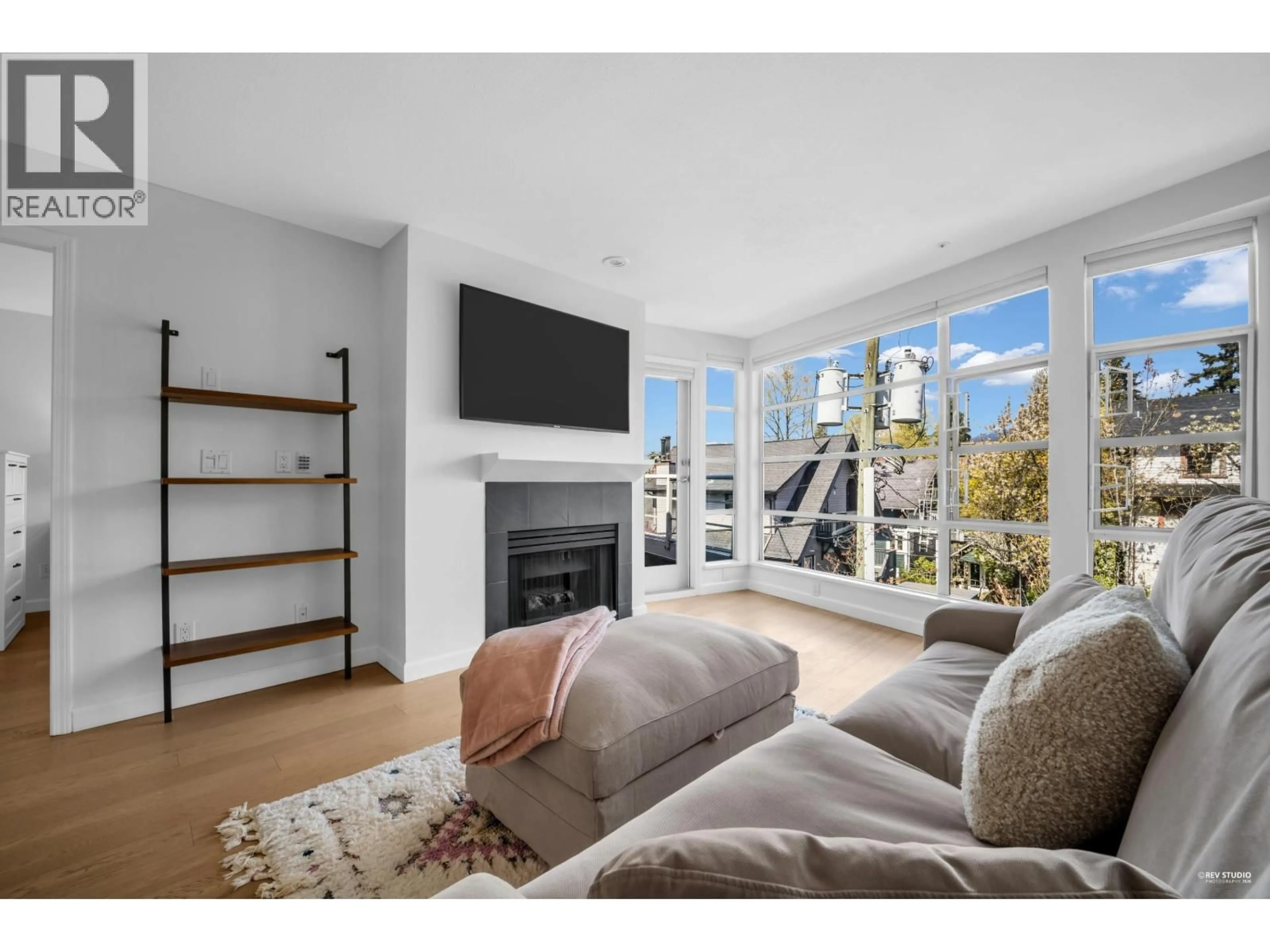 Living room with furniture, unknown for 404 - 2575 4TH AVENUE, Vancouver British Columbia V6K1P5