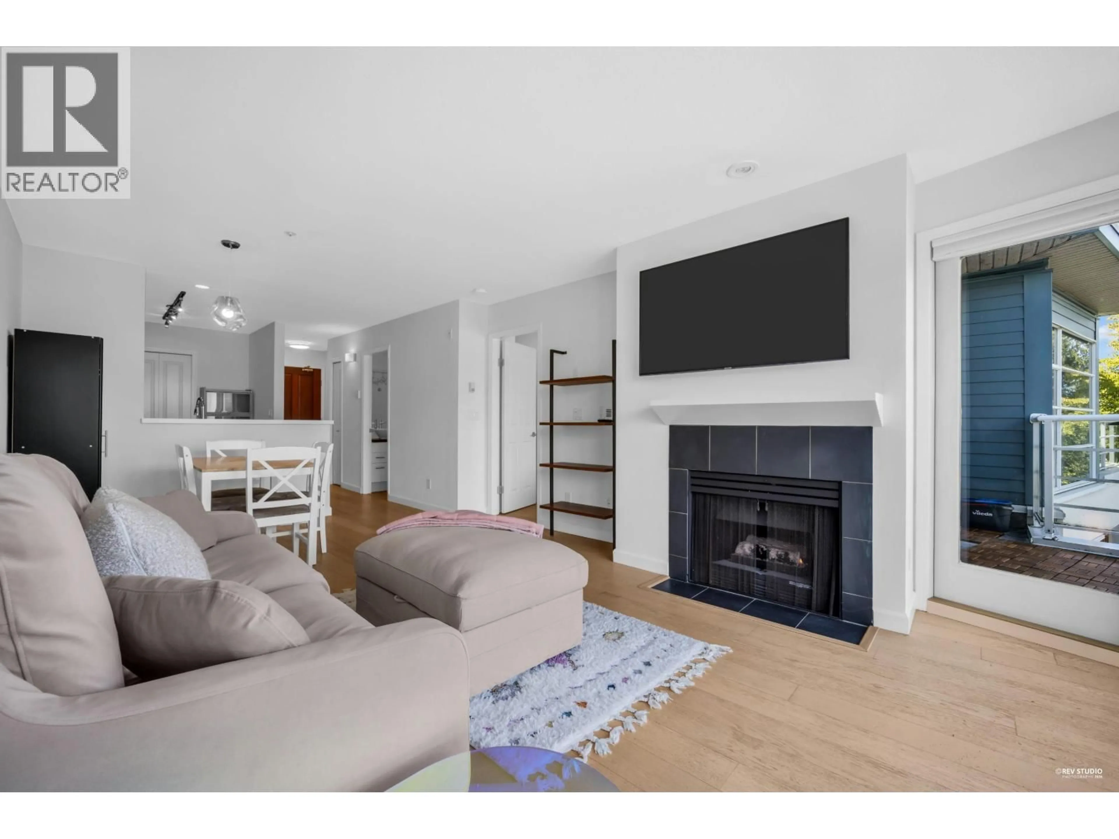 Living room with furniture, wood/laminate floor for 404 - 2575 4TH AVENUE, Vancouver British Columbia V6K1P5