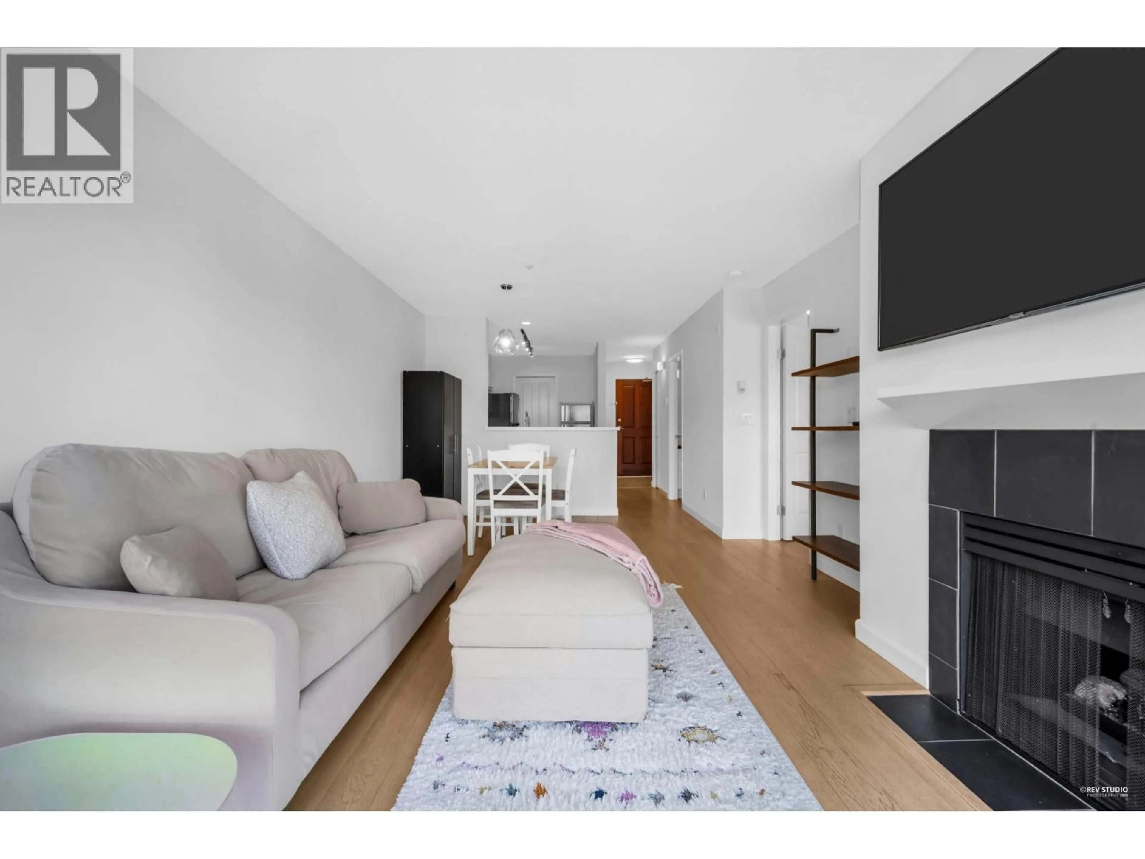 Living room with furniture, wood/laminate floor for 404 - 2575 4TH AVENUE, Vancouver British Columbia V6K1P5