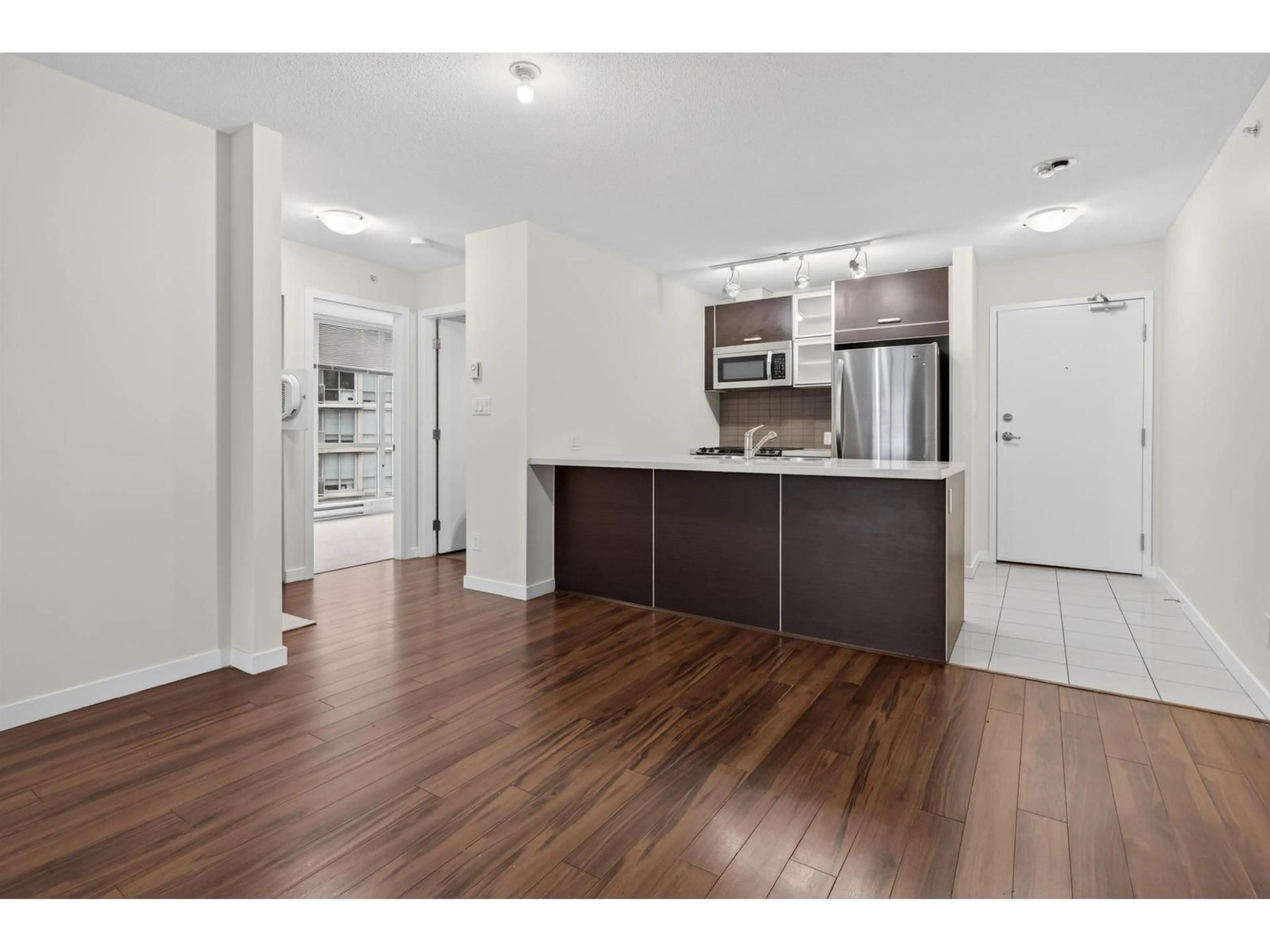 Open concept kitchen, wood/laminate floor for 3109 - 9981 WHALLEY BOULEVARD, Surrey British Columbia V3T0G6